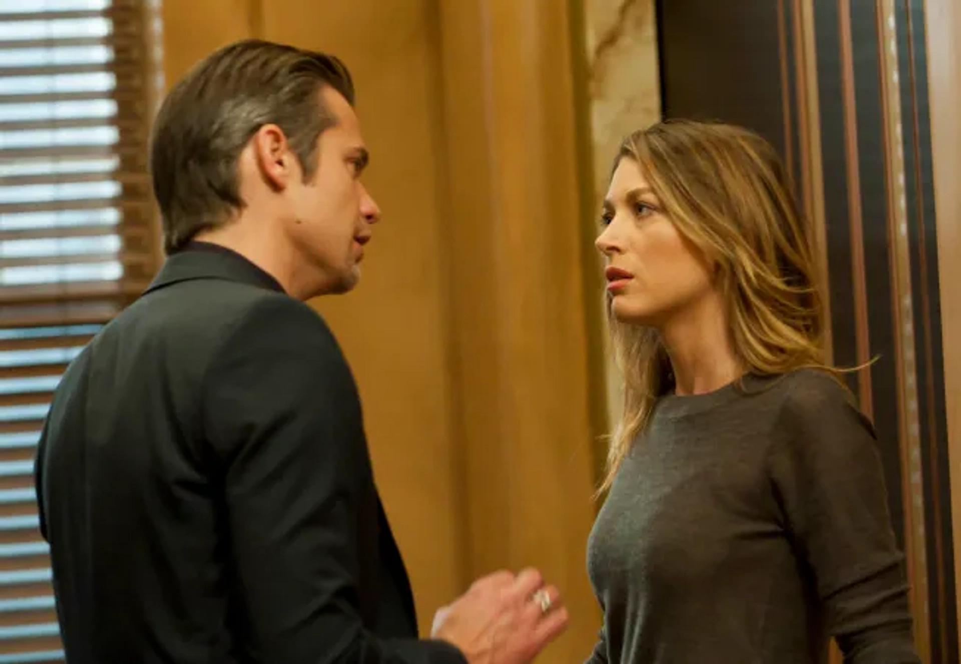 Timothy Olyphant and Natalie Zea in Justified (2010)