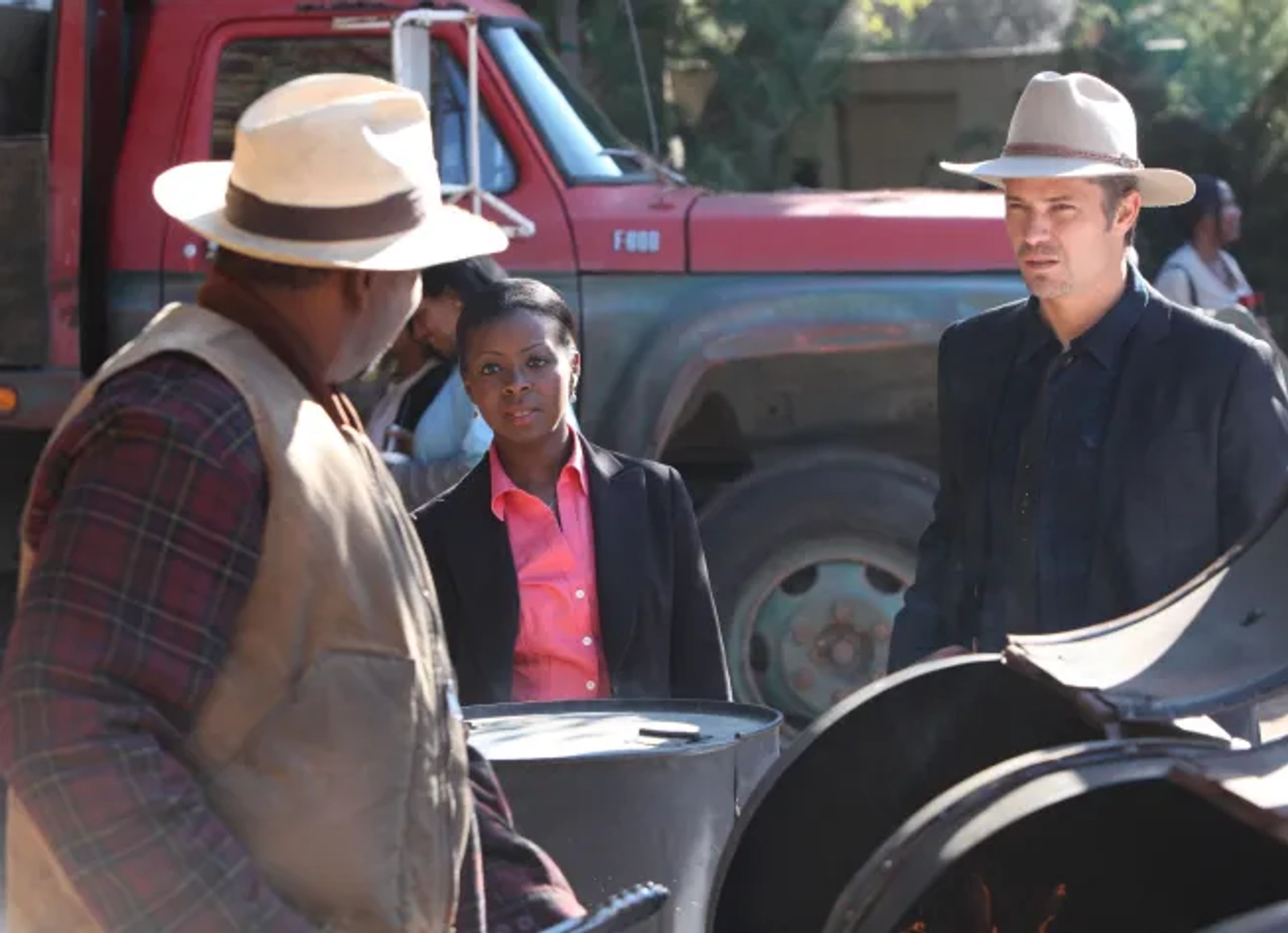 Timothy Olyphant, Mykelti Williamson, and Erica Tazel in Justified (2010)