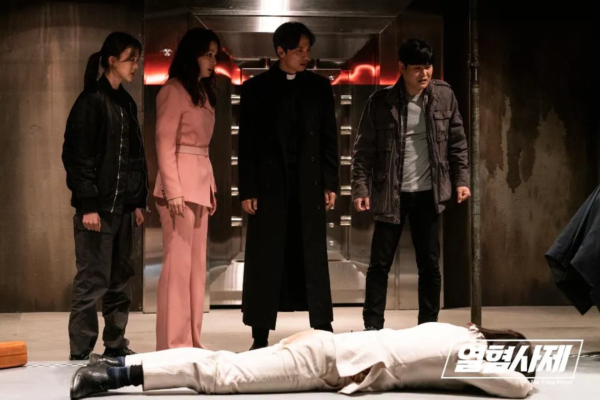 Sae-Rok Keum, Eum Moon-suk, Kim Nam-gil, Lee Hanee, and Kim Seong-gyoon in The Fiery Priest (2019)