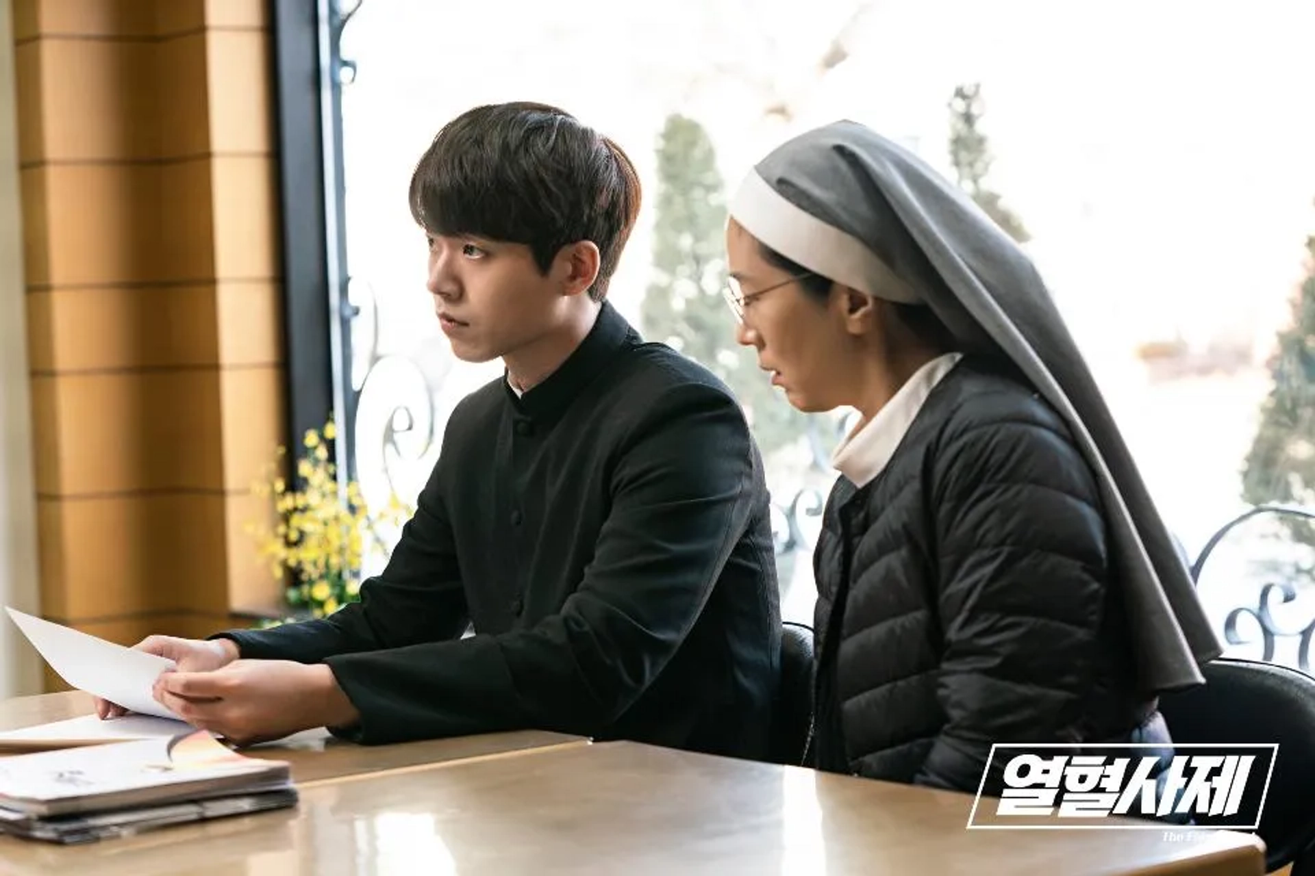 Baek Ji-won and Sung-woo Jeon in The Fiery Priest: Hae Il And Seung Ah Find The Witnesses (2019)