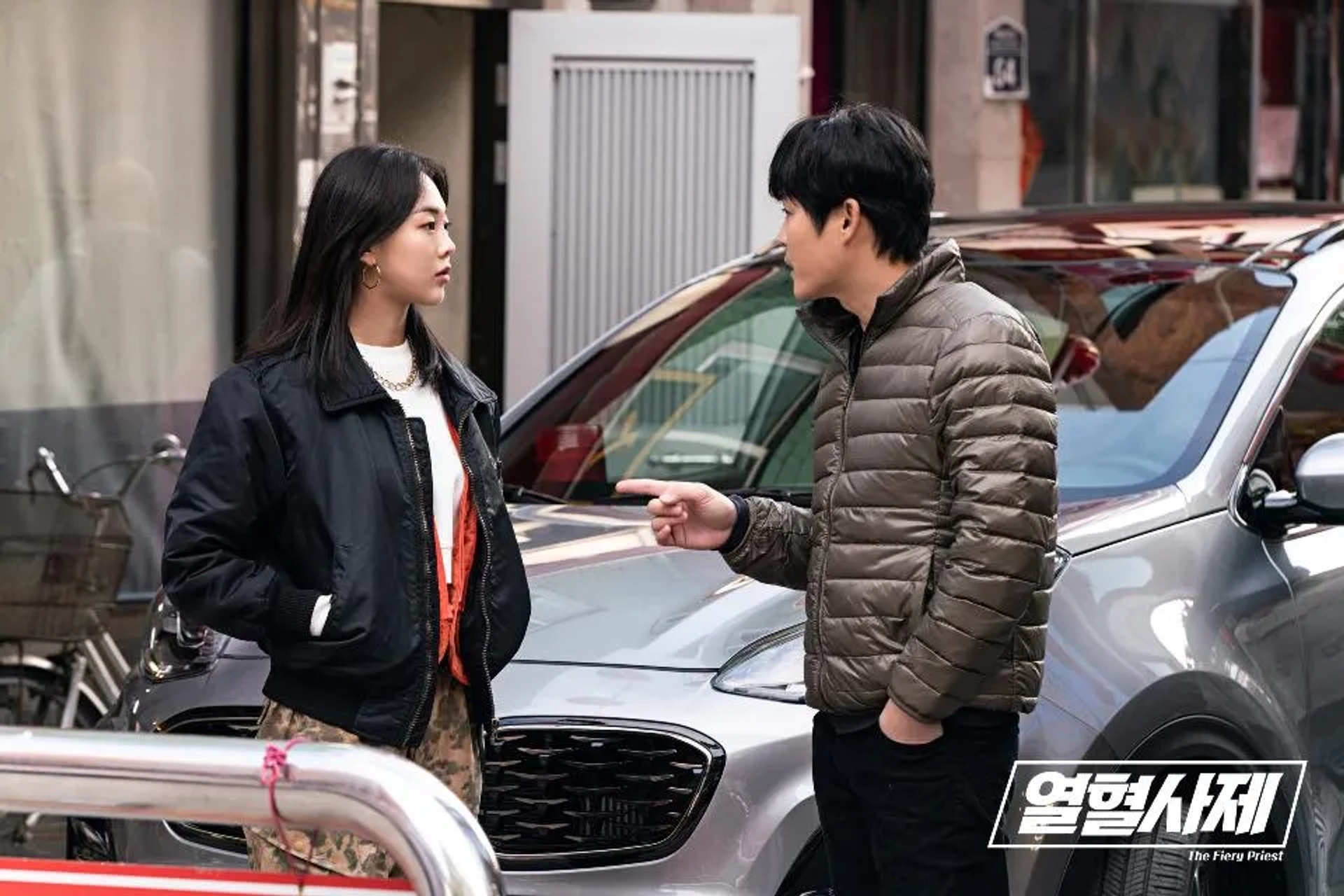 Sae-Rok Keum and Kim Seong-gyoon in The Fiery Priest: Hae Il Meets Cheol Bum (2019)