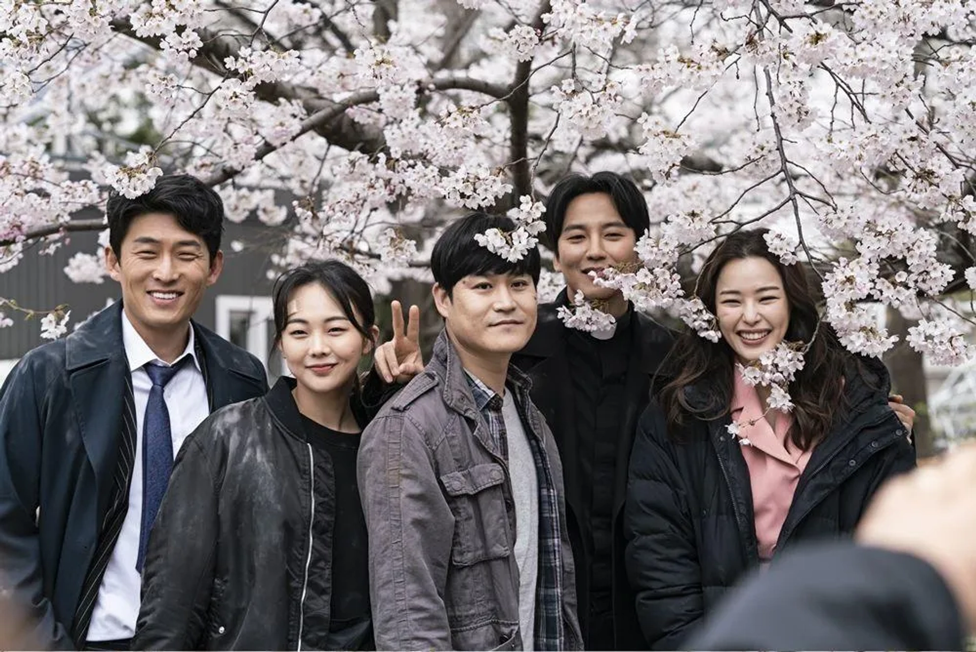 Sae-Rok Keum, Kim Nam-gil, Lee Hanee, Kim Seong-gyoon, and Joon Go in The Fiery Priest (2019)