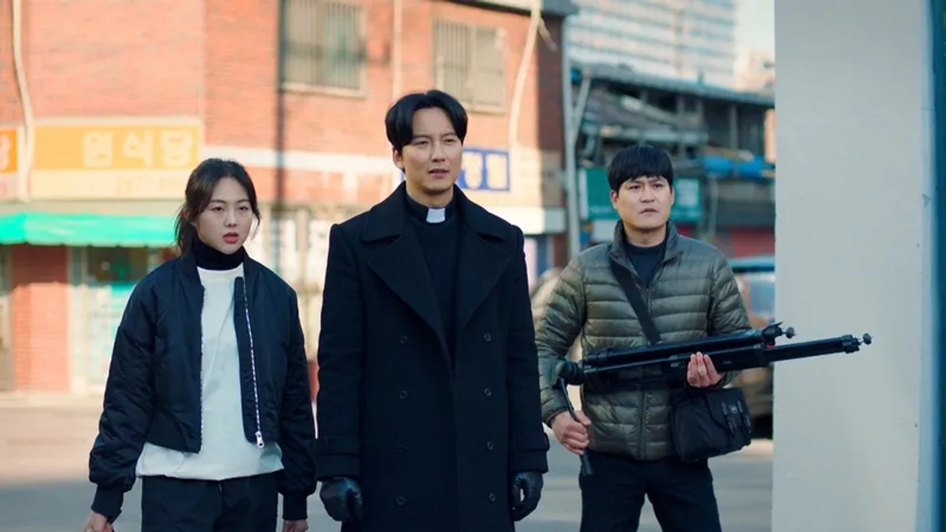 Sae-Rok Keum, Kim Nam-gil, and Kim Seong-gyoon in The Fiery Priest: Raid Wangmat Foods (2019)