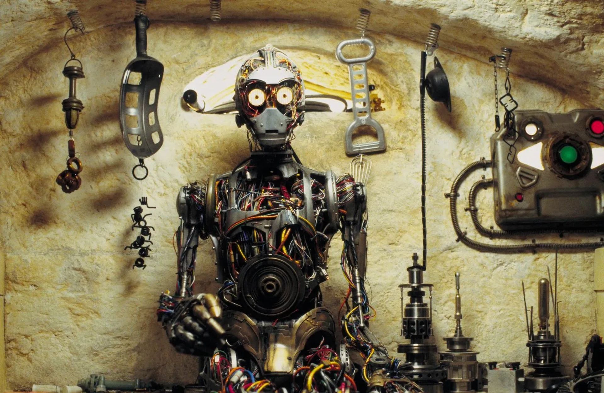 Anthony Daniels in Star Wars: Episode I - The Phantom Menace (1999)