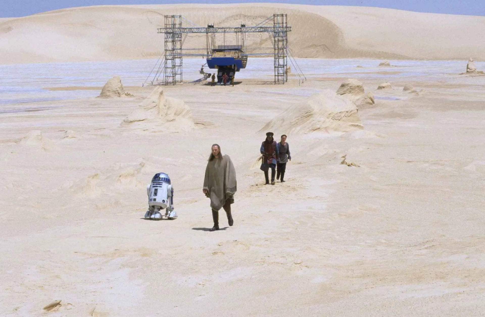 Natalie Portman, Liam Neeson, Kenny Baker, and Hugh Quarshie in Star Wars: Episode I - The Phantom Menace (1999)