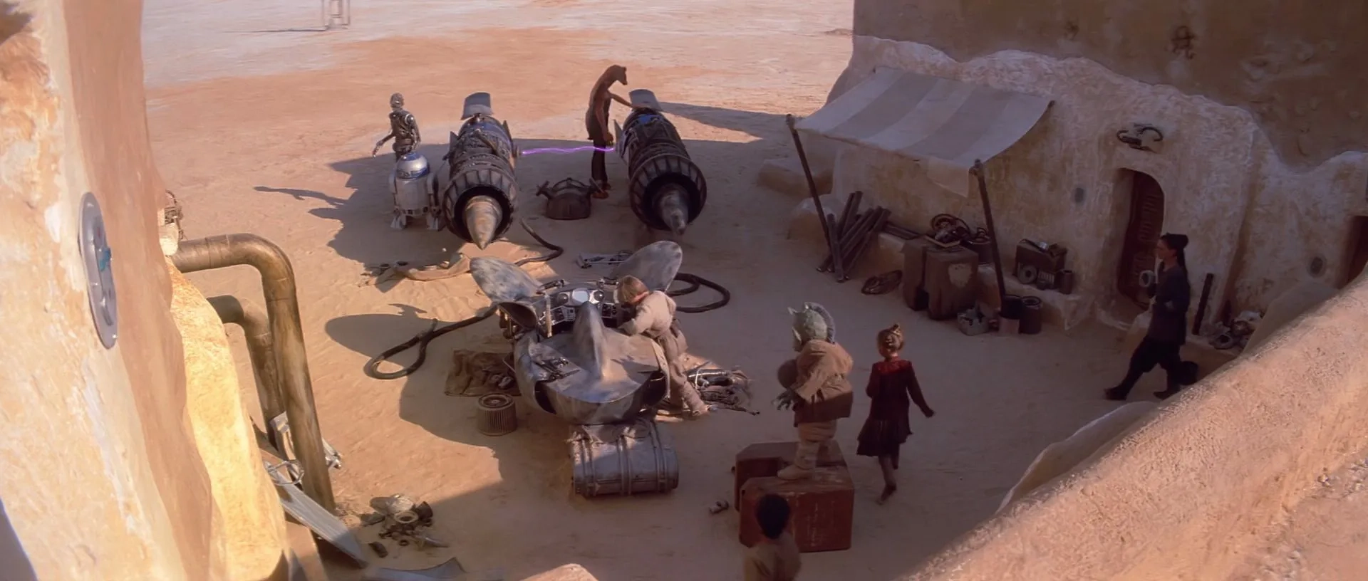 Natalie Portman, Anthony Daniels, Warwick Davis, Jake Lloyd, Kenny Baker, Ahmed Best, Dhruv Chanchani, and Katie Lucas in Star Wars: Episode I - The Phantom Menace (1999)