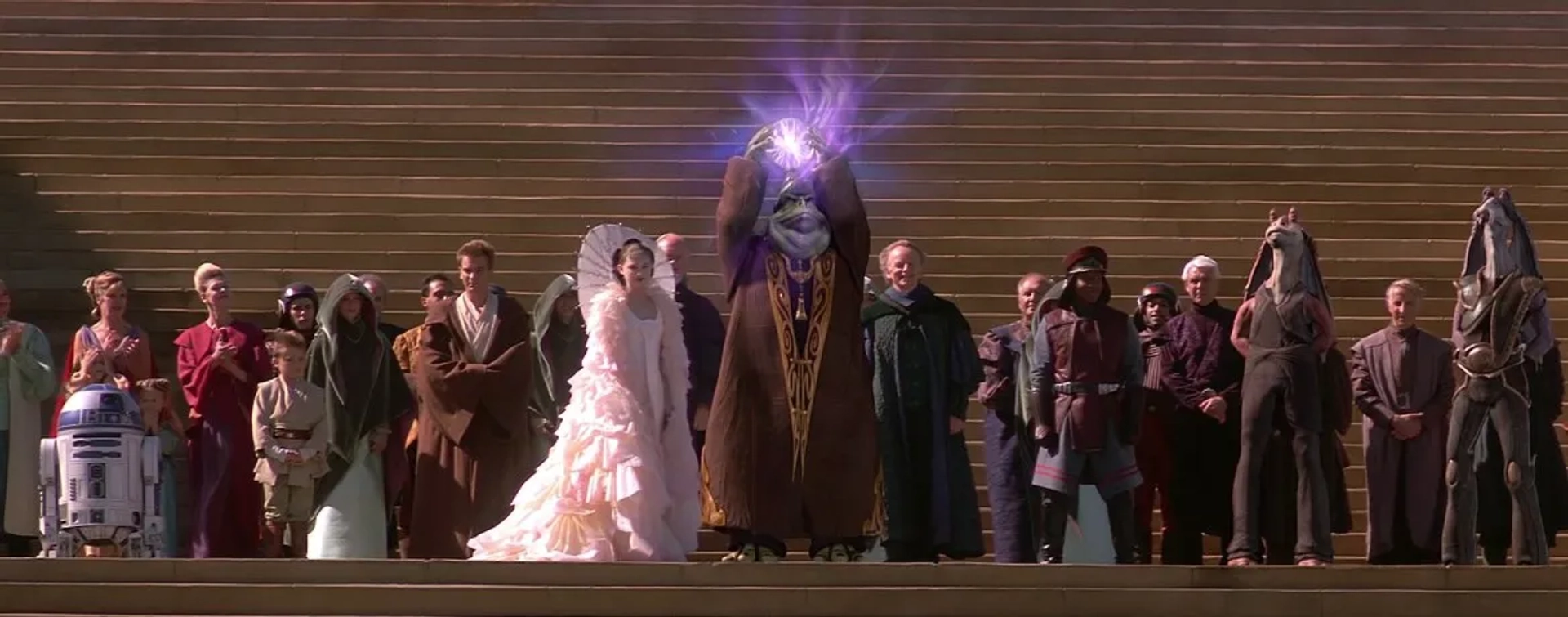 Ewan McGregor, Natalie Portman, Brian Blessed, Ian McDiarmid, Jake Lloyd, Kenny Baker, Ahmed Best, Hugh Quarshie, and Steve Speirs in Star Wars: Episode I - The Phantom Menace (1999)