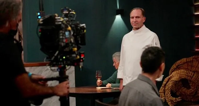Ralph Fiennes, Rebecca Koon, and Rob Yang in The Menu (2022)