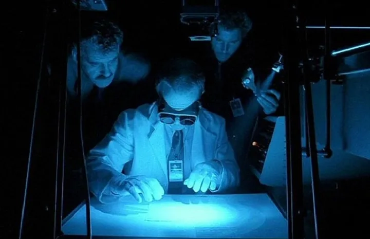 Dennis Farina and William Petersen in Manhunter (1986)