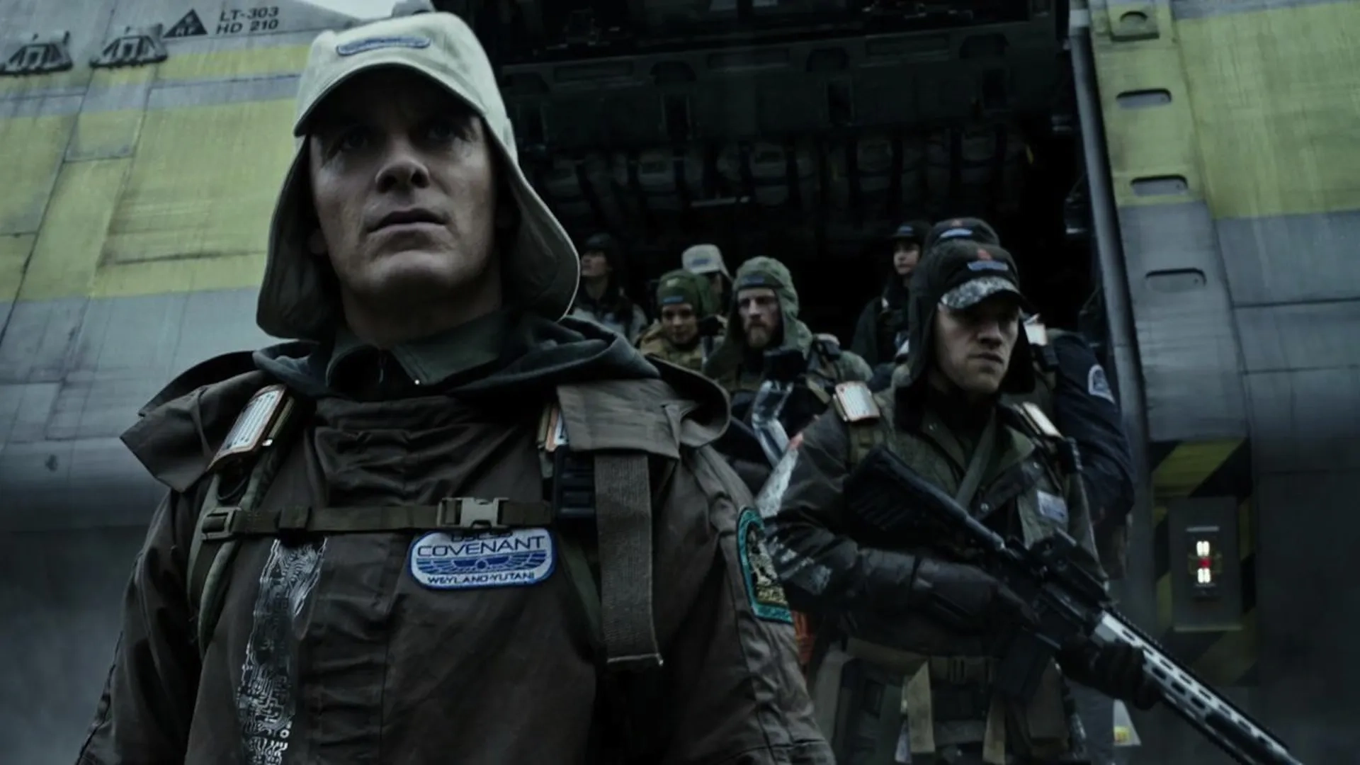 Billy Crudup, Carmen Ejogo, Michael Fassbender, Nathaniel Dean, Alexander England, Katherine Waterston, and Uli Latukefu in Alien: Covenant (2017)