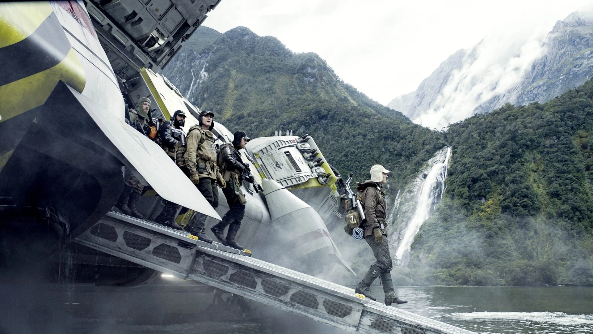 Billy Crudup, Michael Fassbender, Nathaniel Dean, Alexander England, and Uli Latukefu in Alien: Covenant (2017)