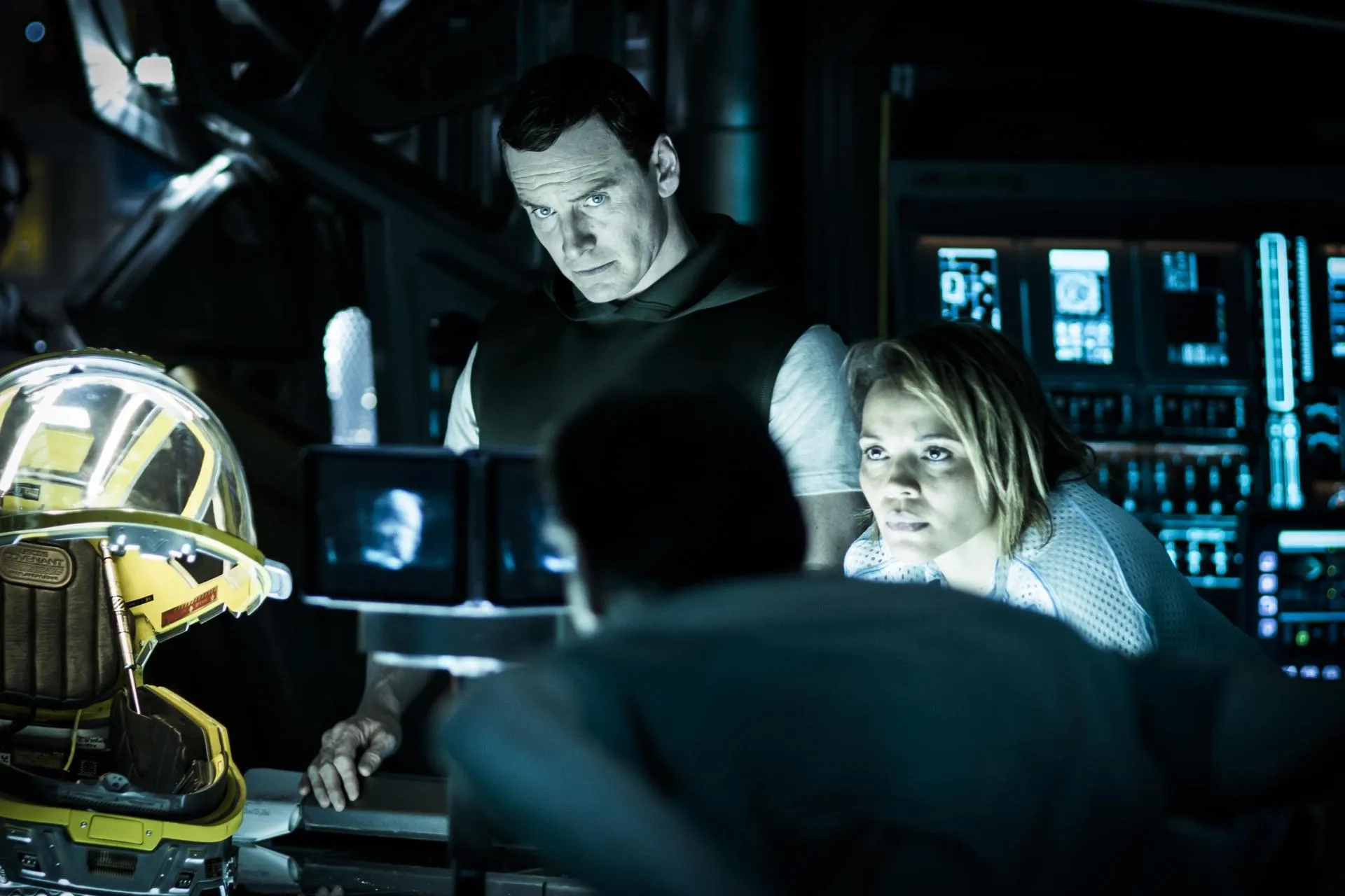 Carmen Ejogo and Michael Fassbender in Alien: Covenant (2017)