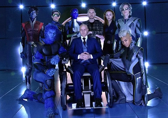 Bryan Singer, Nicholas Hoult, James McAvoy, Evan Peters, Jennifer Lawrence, Kodi Smit-McPhee, Alexandra Shipp, Sophie Turner, and Tye Sheridan in X-Men: Apocalypse (2016)