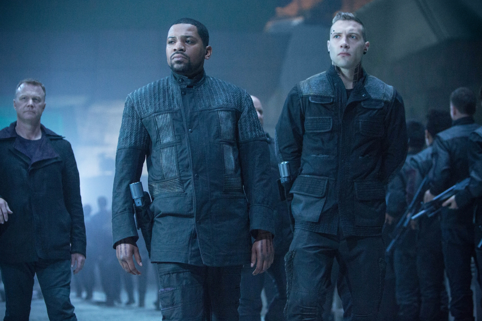 Mekhi Phifer and Jai Courtney in Divergent (2014)