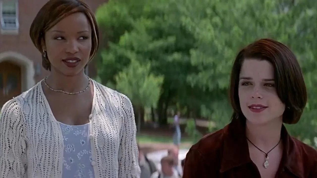 Neve Campbell and Elise Neal in Scream 2 (1997)