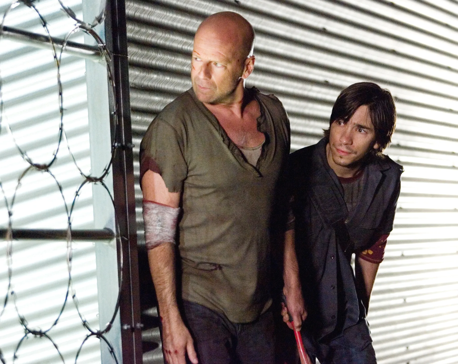 Bruce Willis and Justin Long in Live Free or Die Hard (2007)