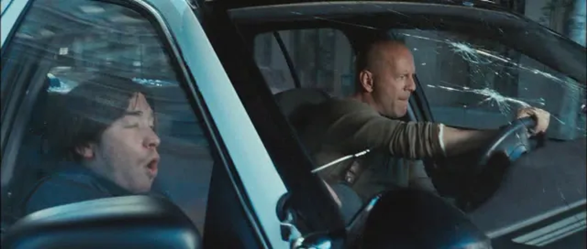 Bruce Willis and Justin Long in Live Free or Die Hard (2007)