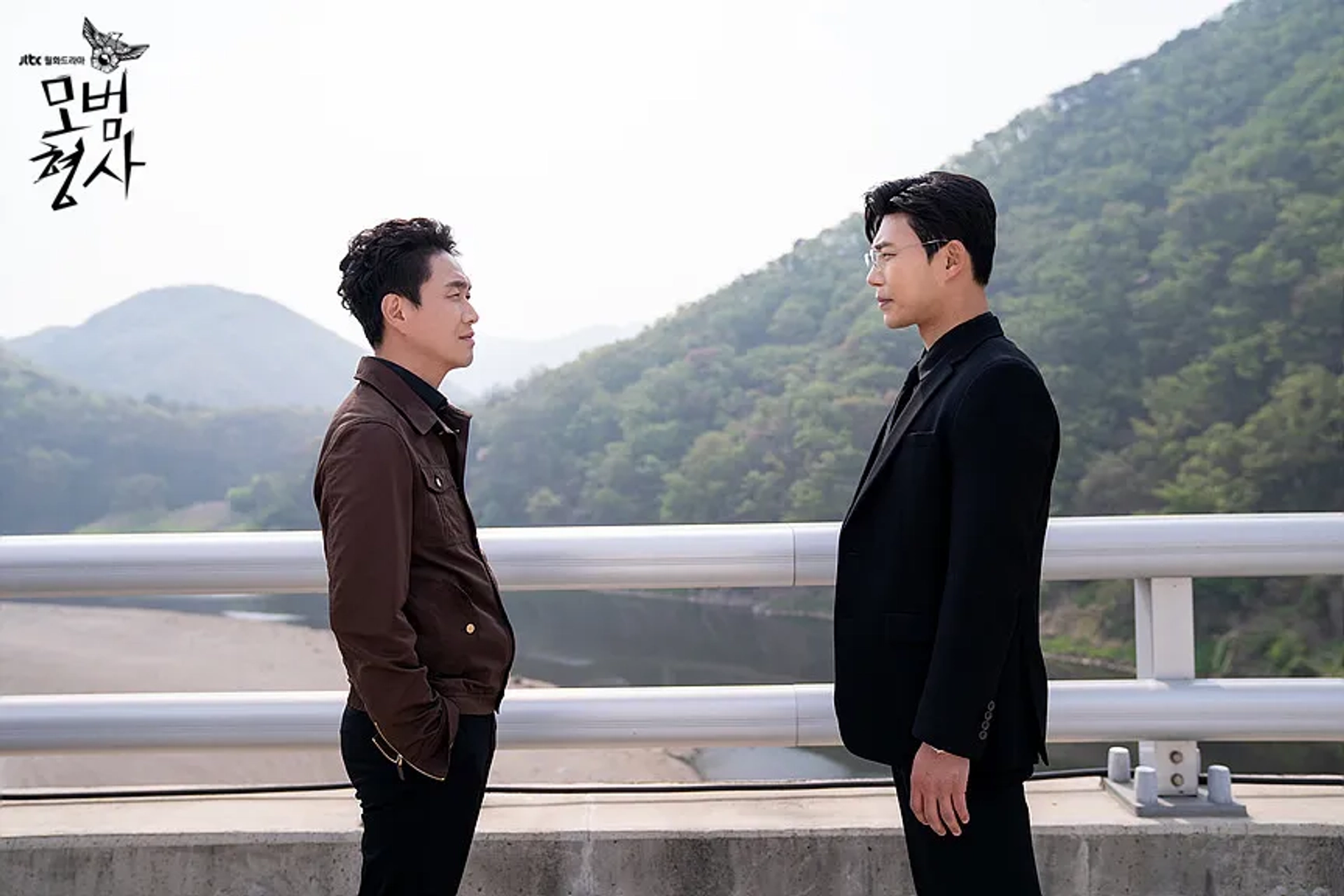 Oh Jung-se and Seung-Hyeon Ji in The Good Detective (2020)