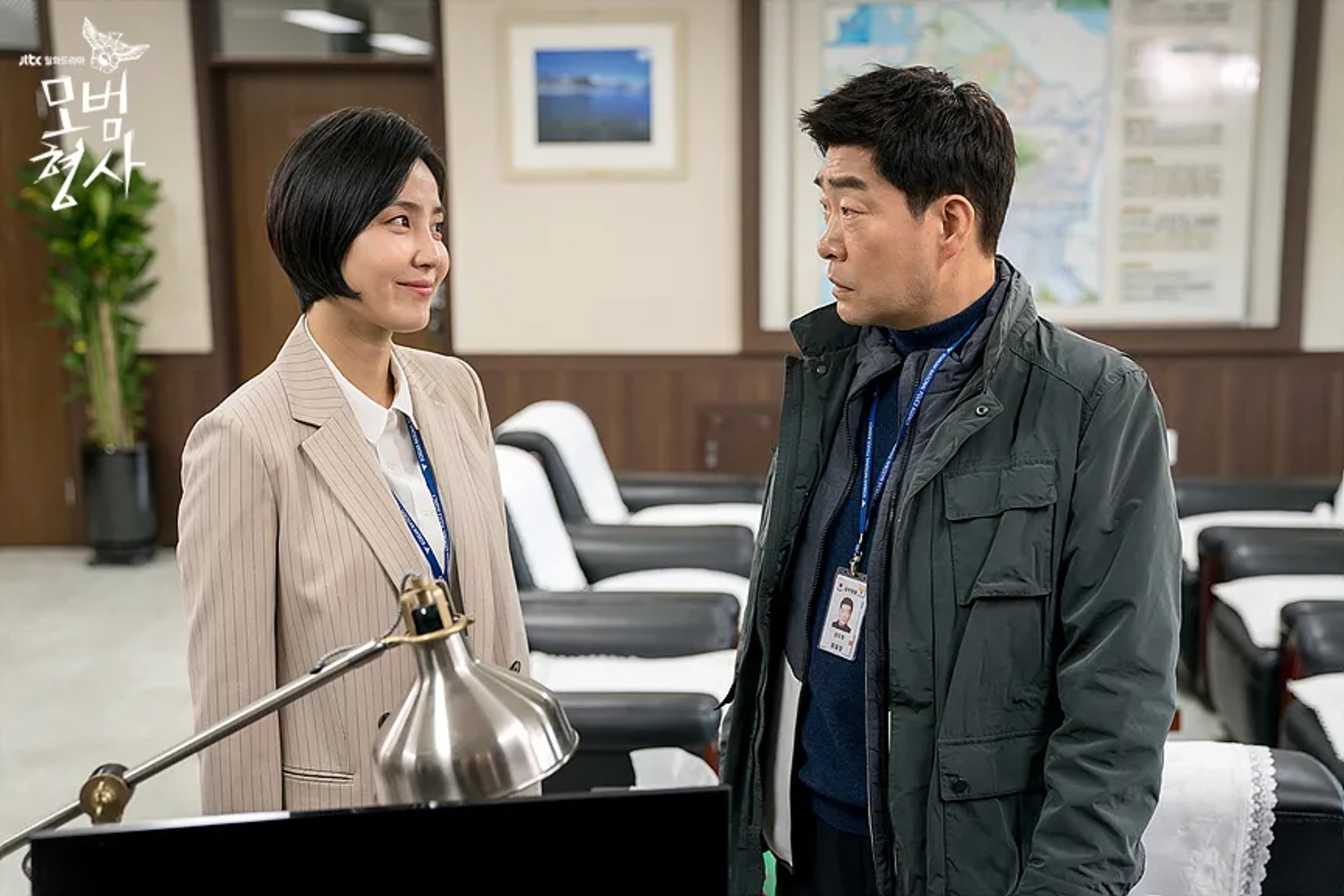 Son Hyeon-ju and Shin Dong-mi in The Good Detective (2020)