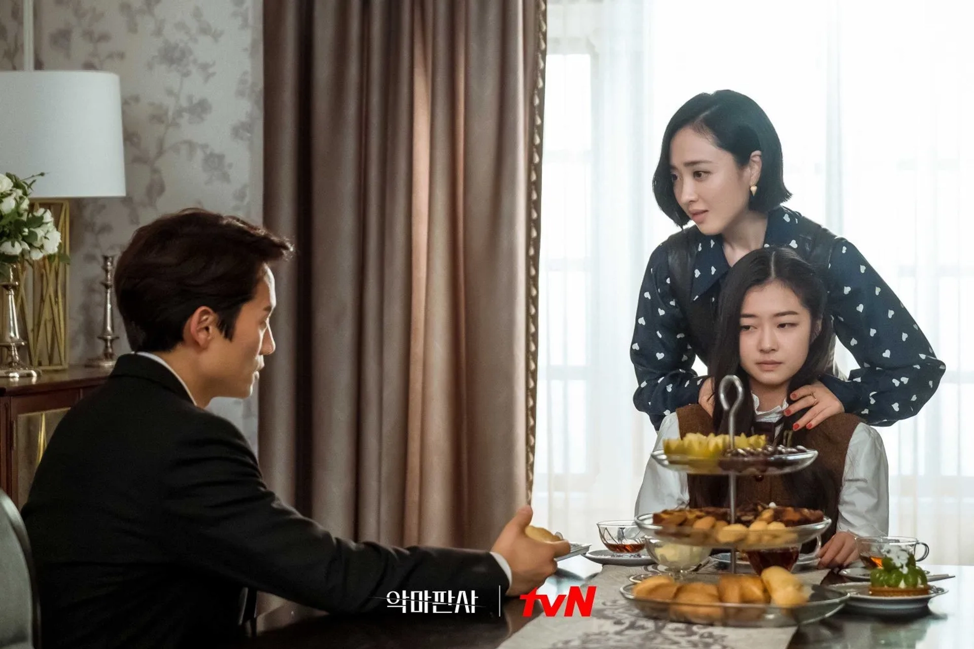 Min-Jung Kim, Jeon Chae-eun, and Ji Sung in The Devil Judge (2021)