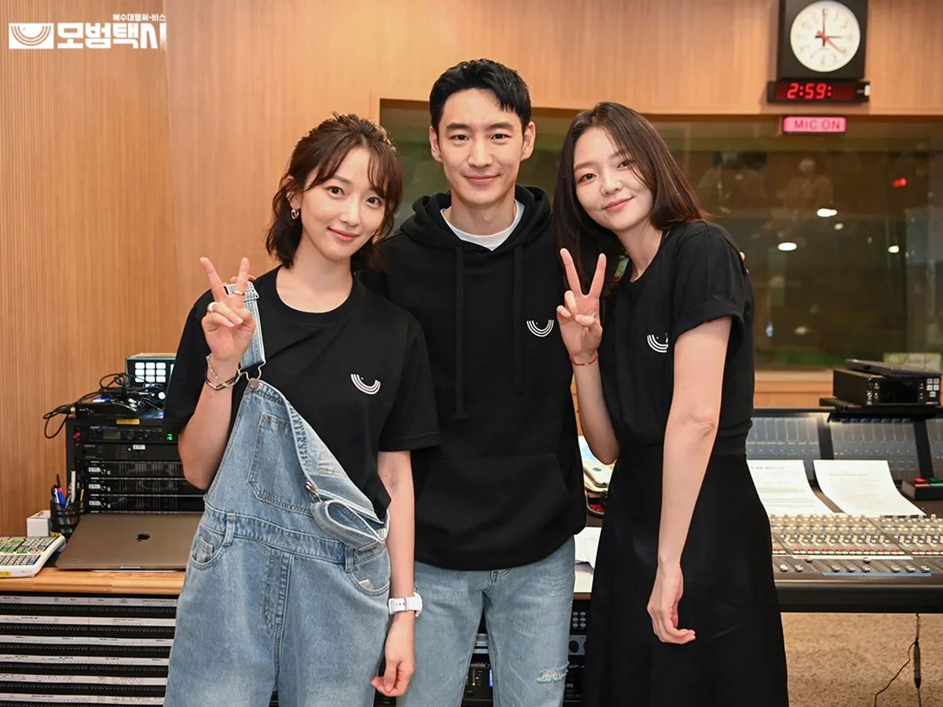 Lee Jehoon, Esom, and Pyo Ye-jin in Taxi Driver (2021)