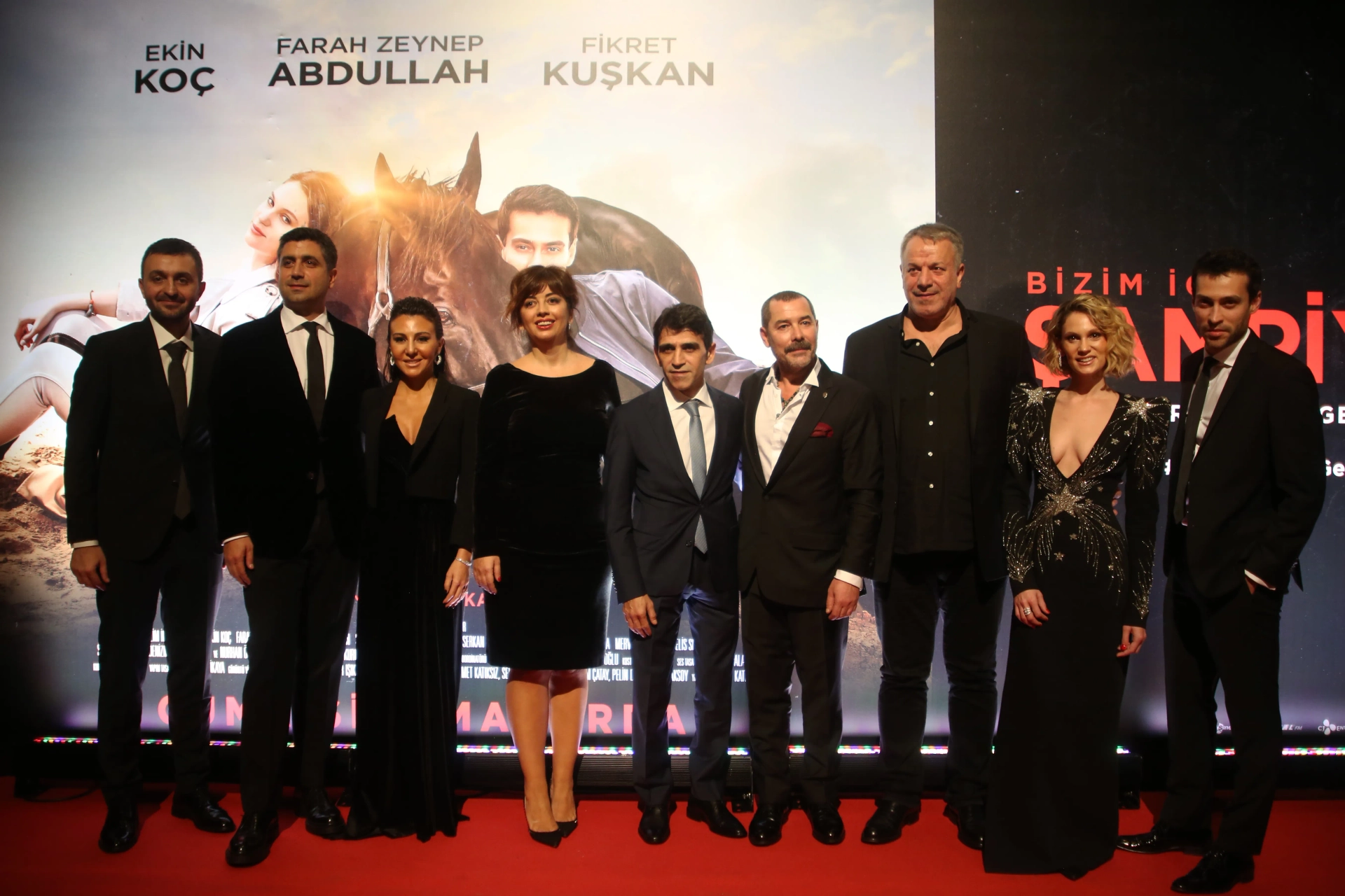 Fatih Aksoy, Fikret Kuskan, Halis Karatas, Kerem Çatay, Ahmet Katiksiz, Farah Zeynep Abdullah, Ekin Koç, and Pelin Distas Yasaroglu in Champion (2018)