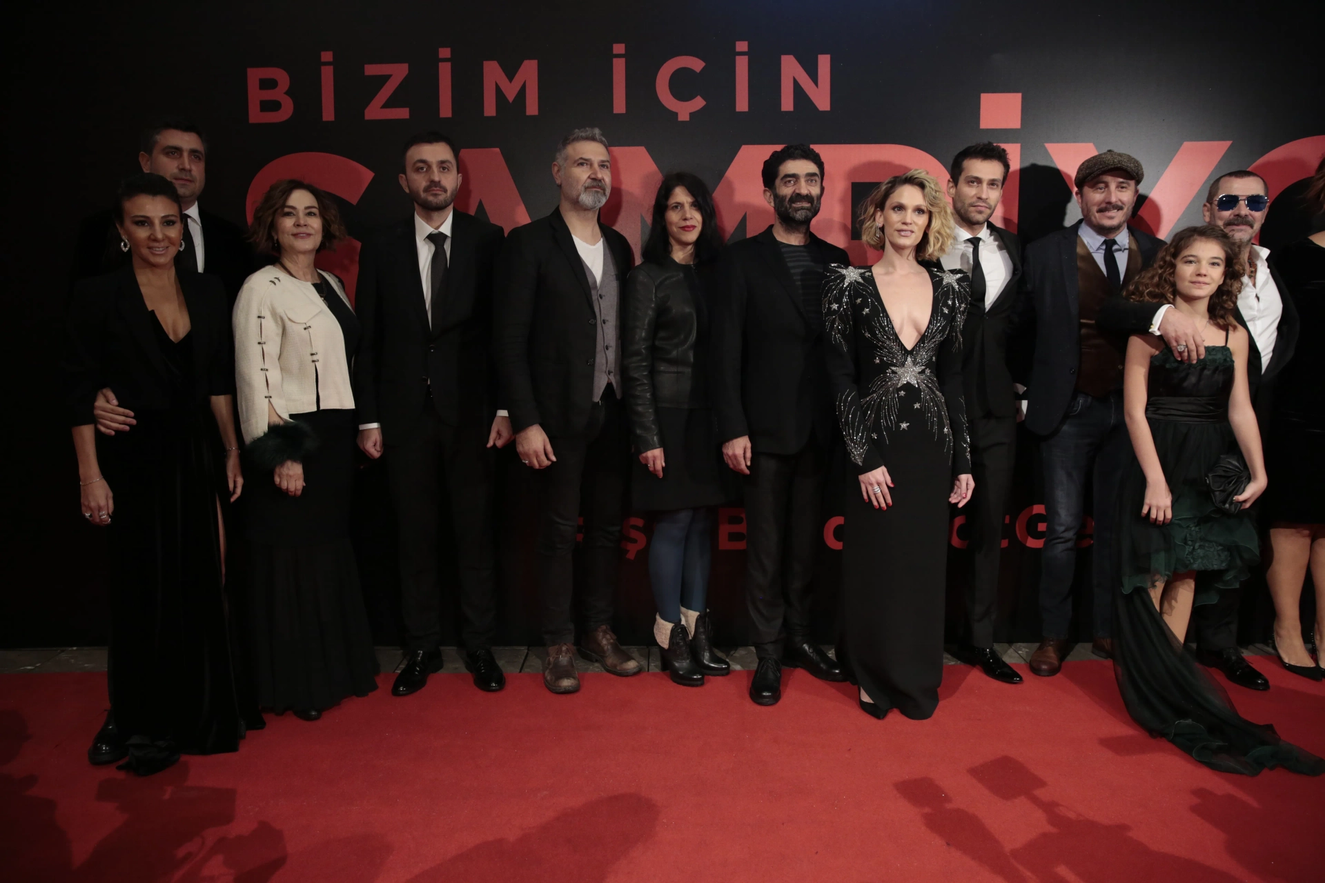 Fikret Kuskan, Serkan Ercan, Sibel Tasçioglu, Burak Tamdogan, Farah Zeynep Abdullah, Ekin Koç, and Ali Seçkiner Alici in Champion (2018)