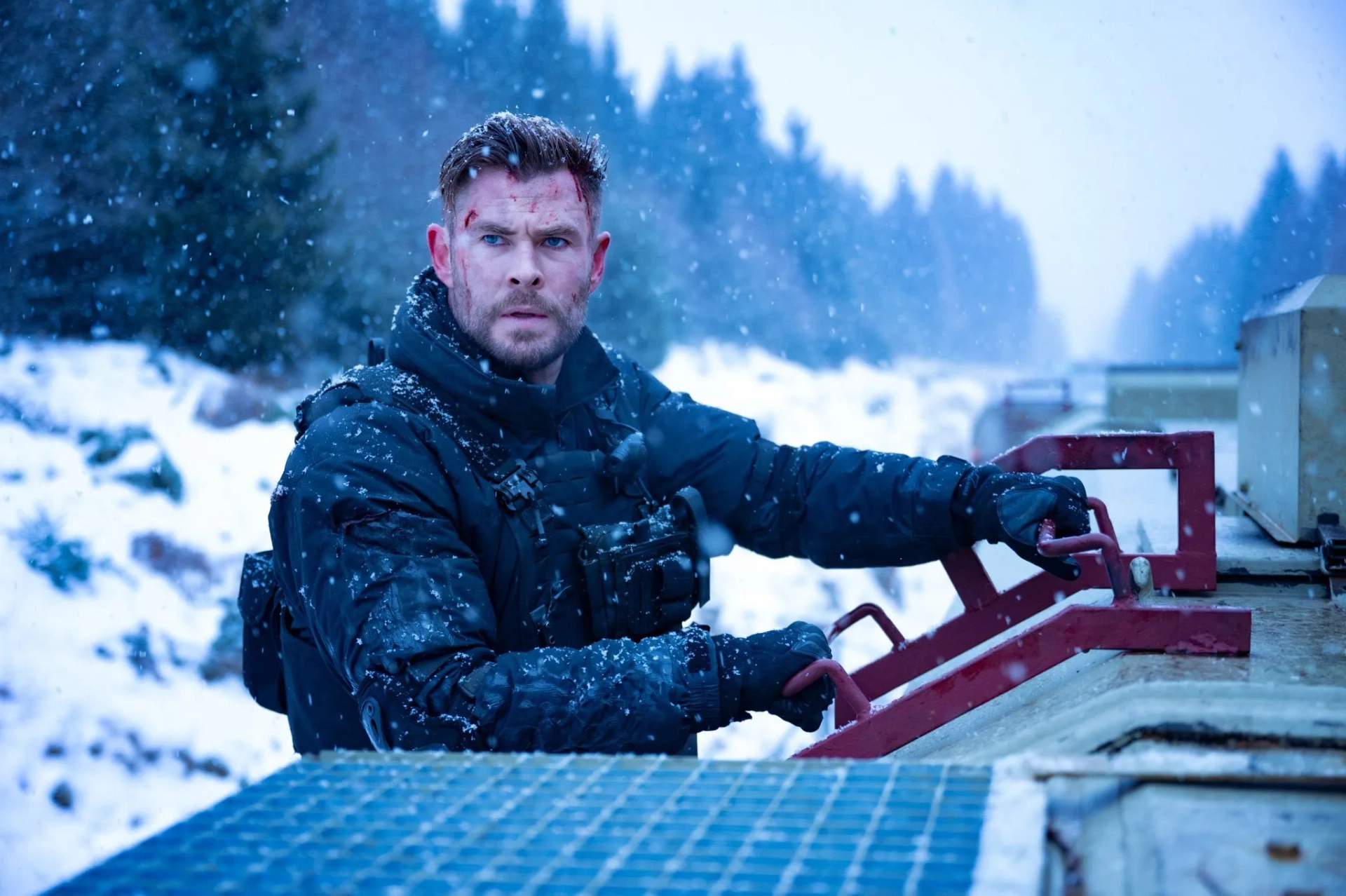 Chris Hemsworth in Extraction II (2023)