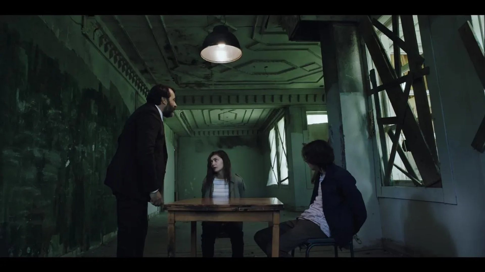 Arif Piskin, Neslihan Atagül, and Gün Koper in Dip (2018)