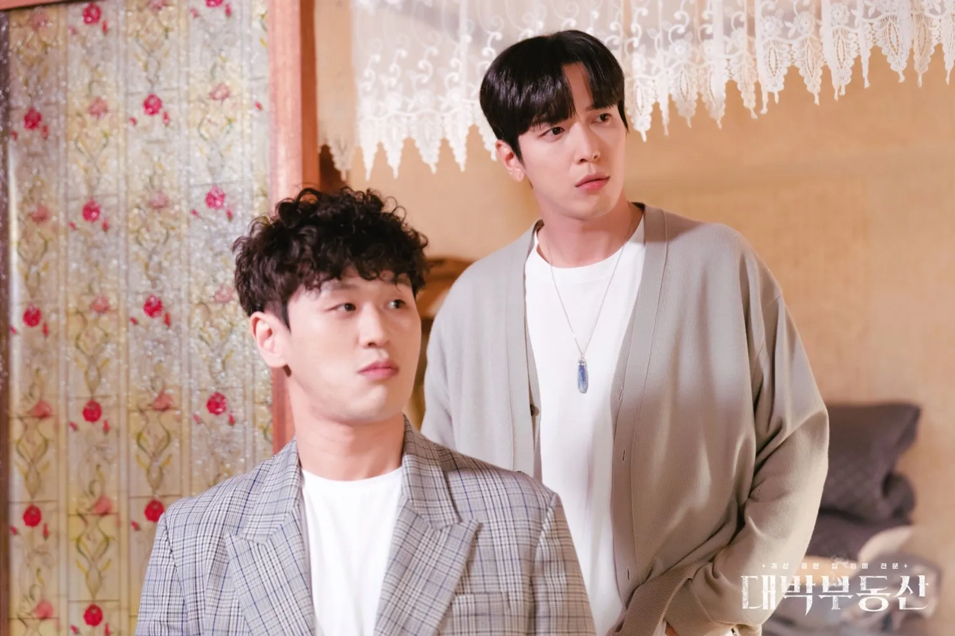 Yong-hwa Jung and Kang Hong-Seok in Sell Your Haunted House (2021)