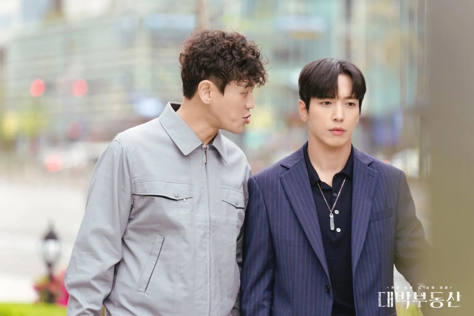 Yong-hwa Jung and Kang Hong-Seok in Sell Your Haunted House (2021)