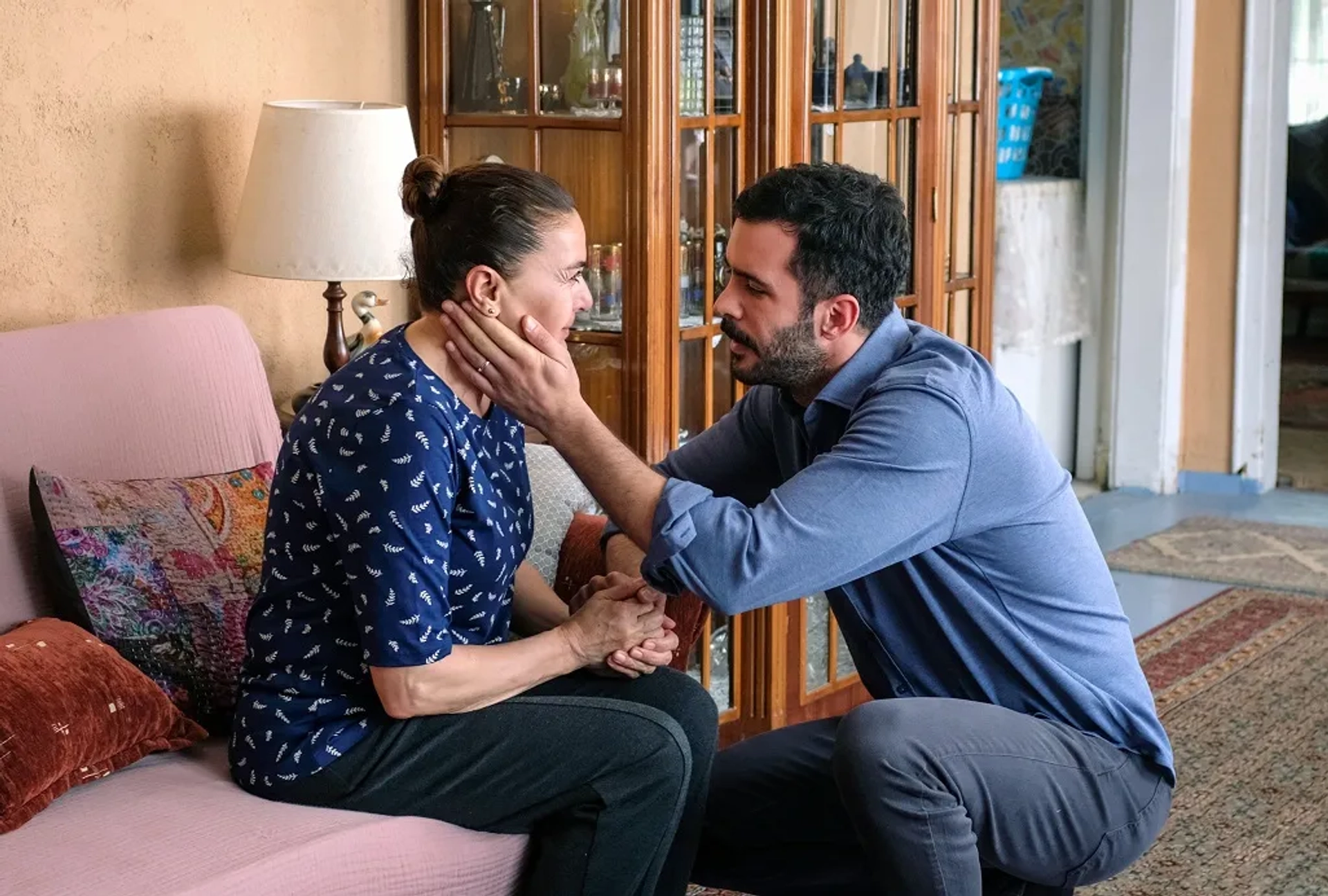 Hatice Aslan and Baris Arduç in Kuzgun: 16.Bölüm Sezon Finali (2019)