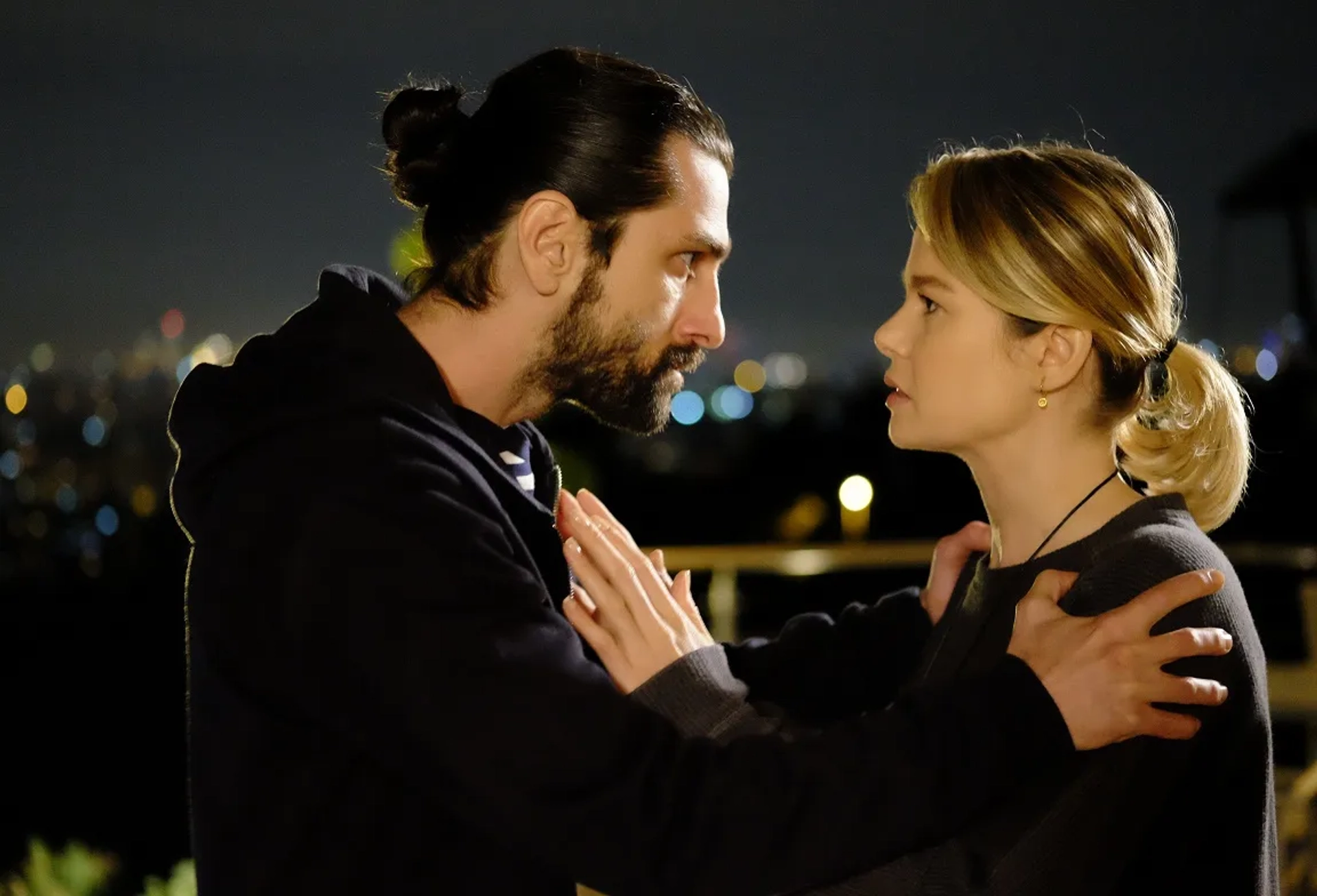 Aytek Sayan and Burcu Biricik in Kuzgun: 16.Bölüm Sezon Finali (2019)