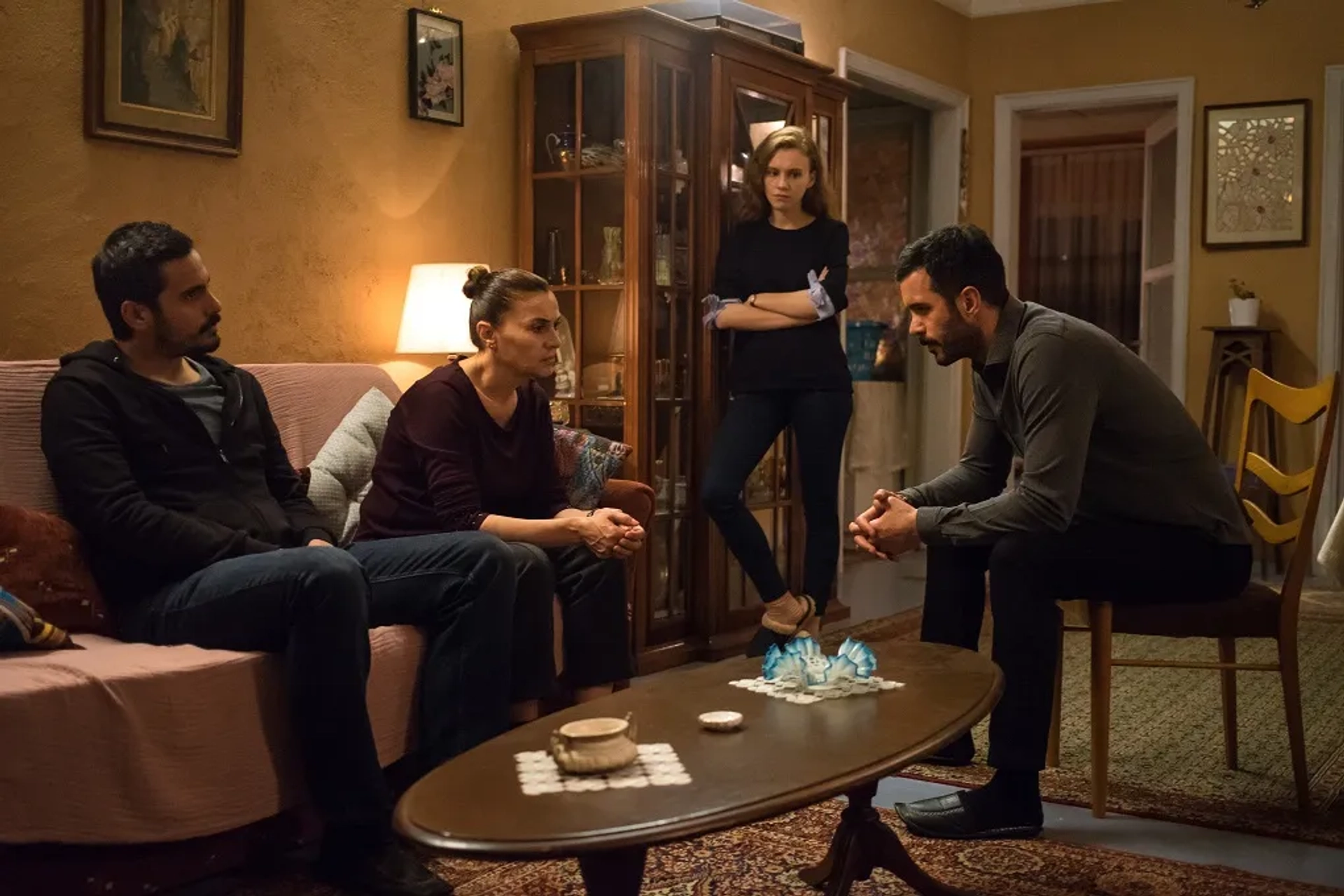 Hatice Aslan, Baris Arduç, Ahsen Eroglu, and Caner Sahin in Kuzgun: 16.Bölüm Sezon Finali (2019)