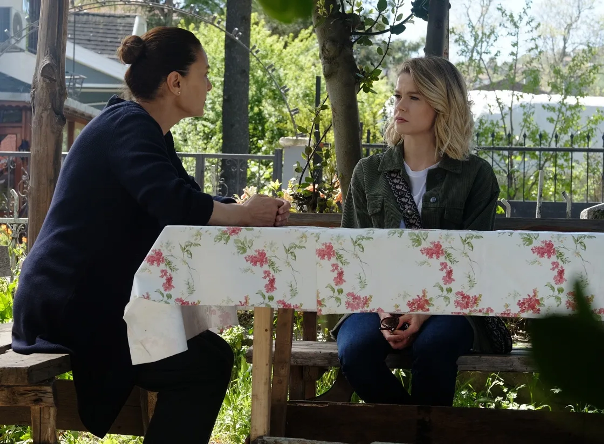 Hatice Aslan and Burcu Biricik in Kuzgun: 13.Bölüm (2019)