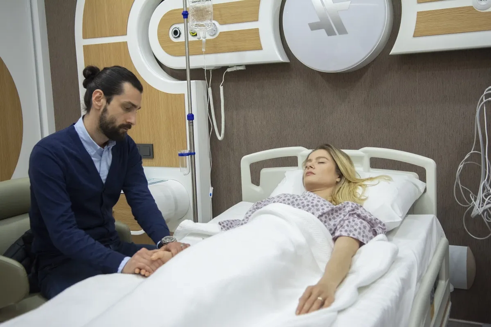 Aytek Sayan and Burcu Biricik in Kuzgun: 10.Bölüm (2019)