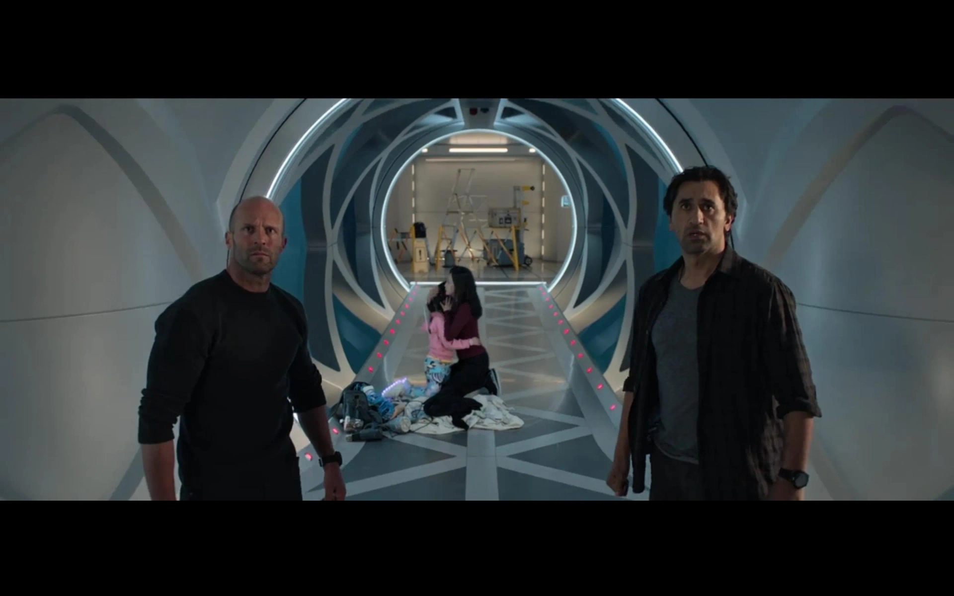 Jason Statham, Cliff Curtis, Bingbing Li, and Shuya Sophia Cai in The Meg (2018)