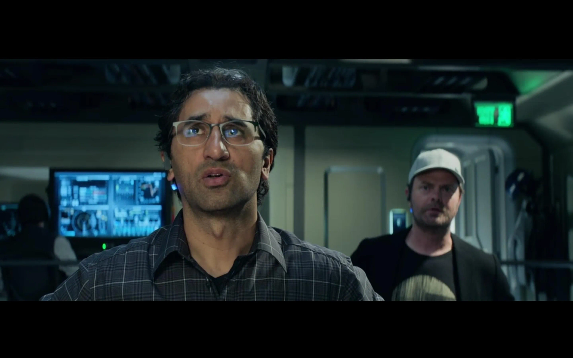 Cliff Curtis and Rainn Wilson in The Meg (2018)