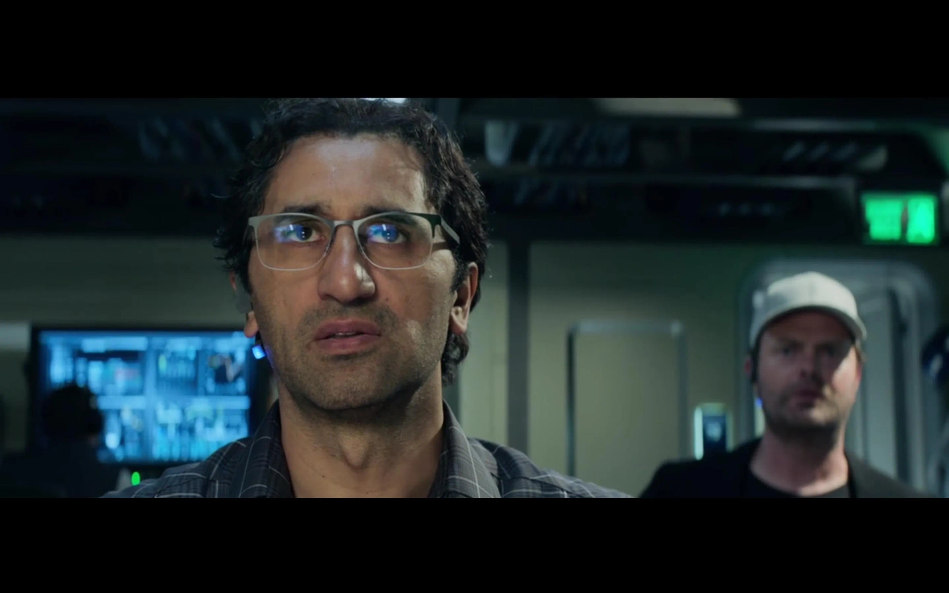 Cliff Curtis and Rainn Wilson in The Meg (2018)