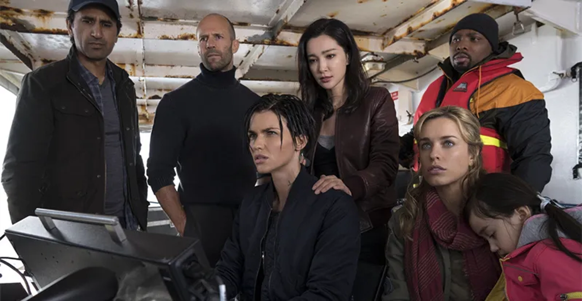 Jason Statham, Cliff Curtis, Bingbing Li, Page Kennedy, Jessica McNamee, Ruby Rose, and Shuya Sophia Cai in The Meg (2018)