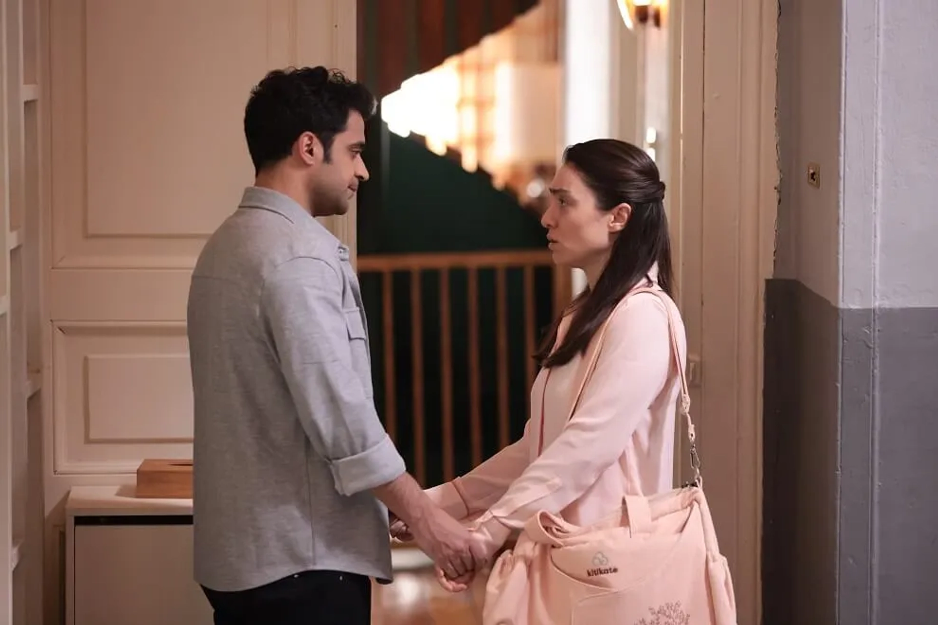 Ugur Uzunel and Merve Dizdar in The Innocents (2020)