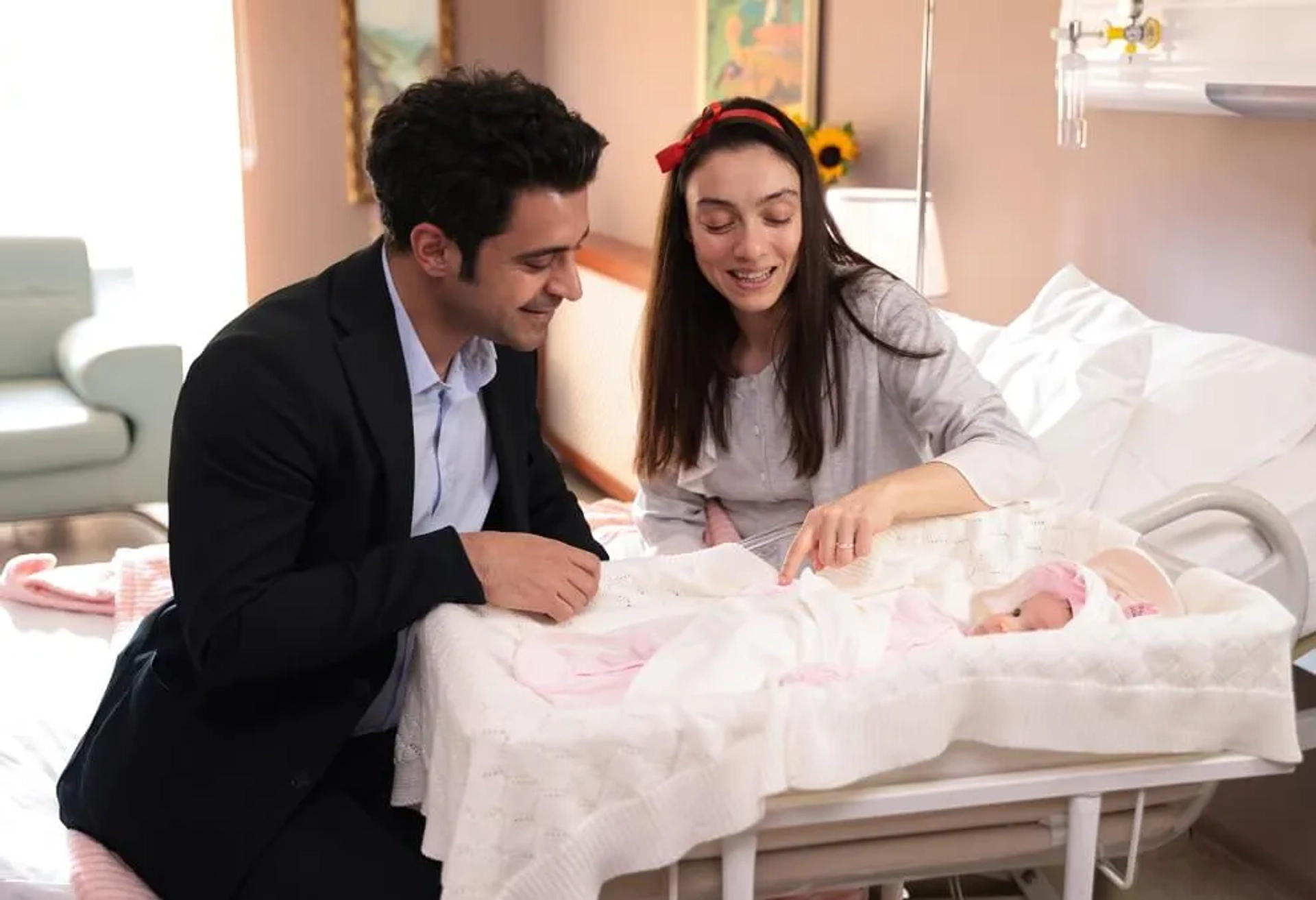 Ugur Uzunel and Merve Dizdar in The Innocents (2020)