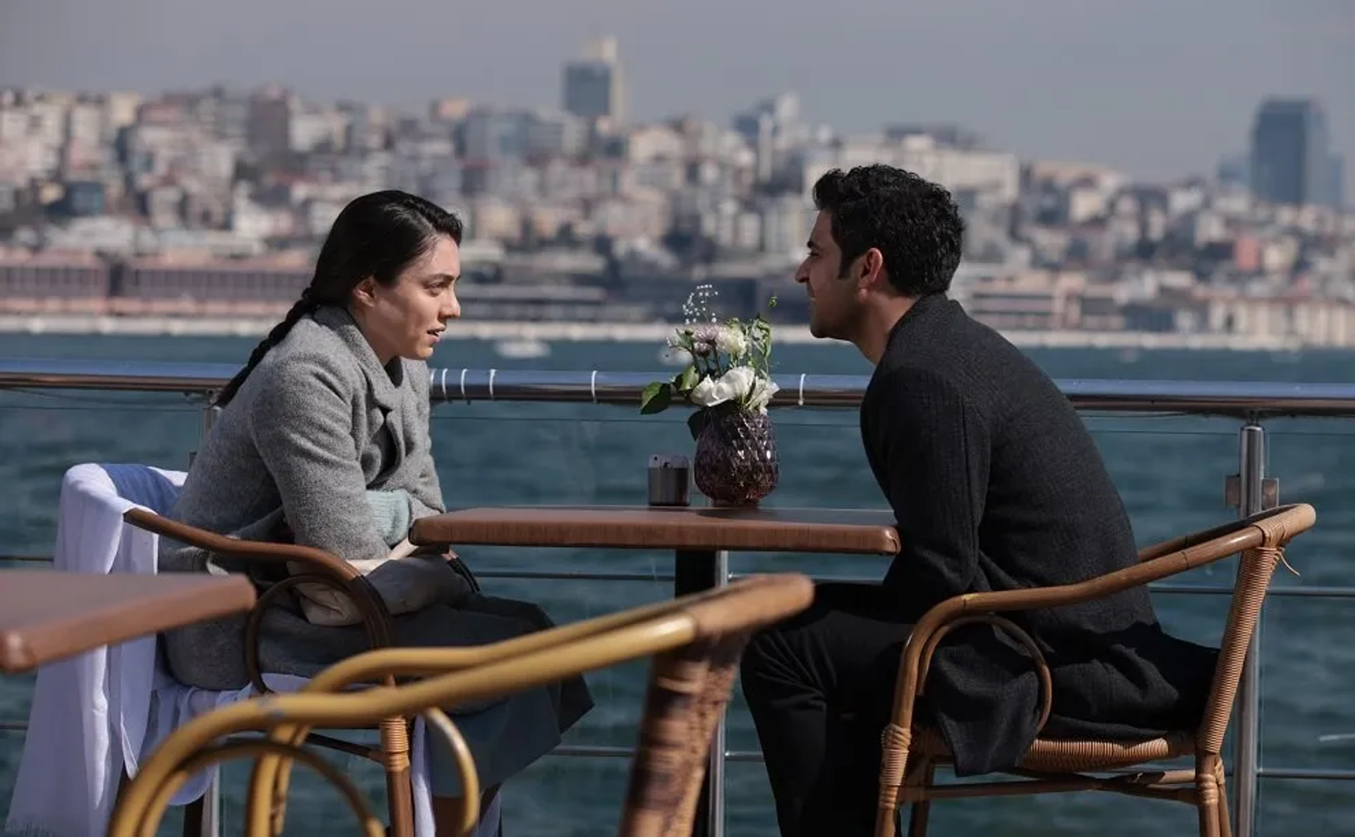 Ugur Uzunel and Merve Dizdar in The Innocents (2020)