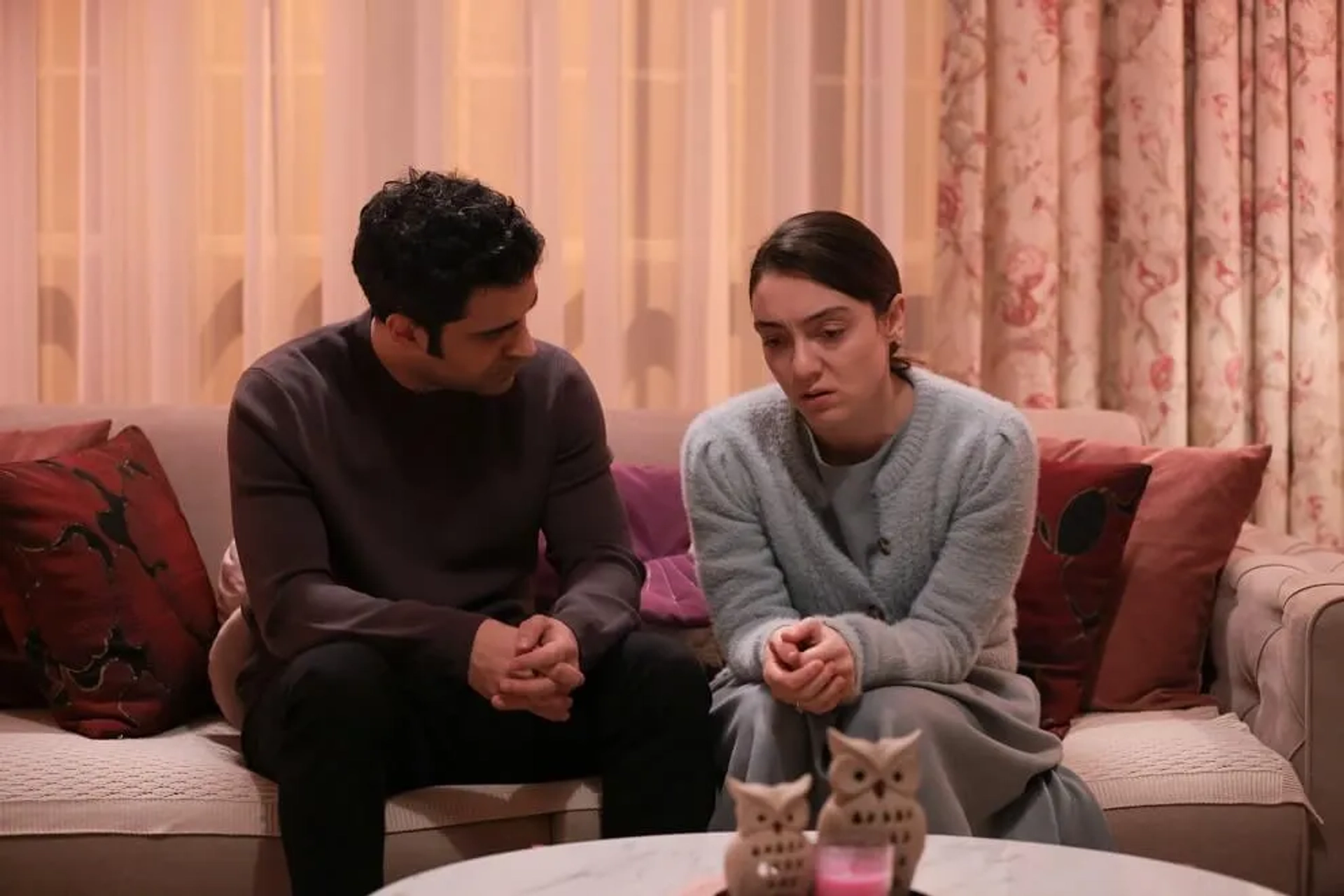 Ugur Uzunel and Merve Dizdar in The Innocents (2020)