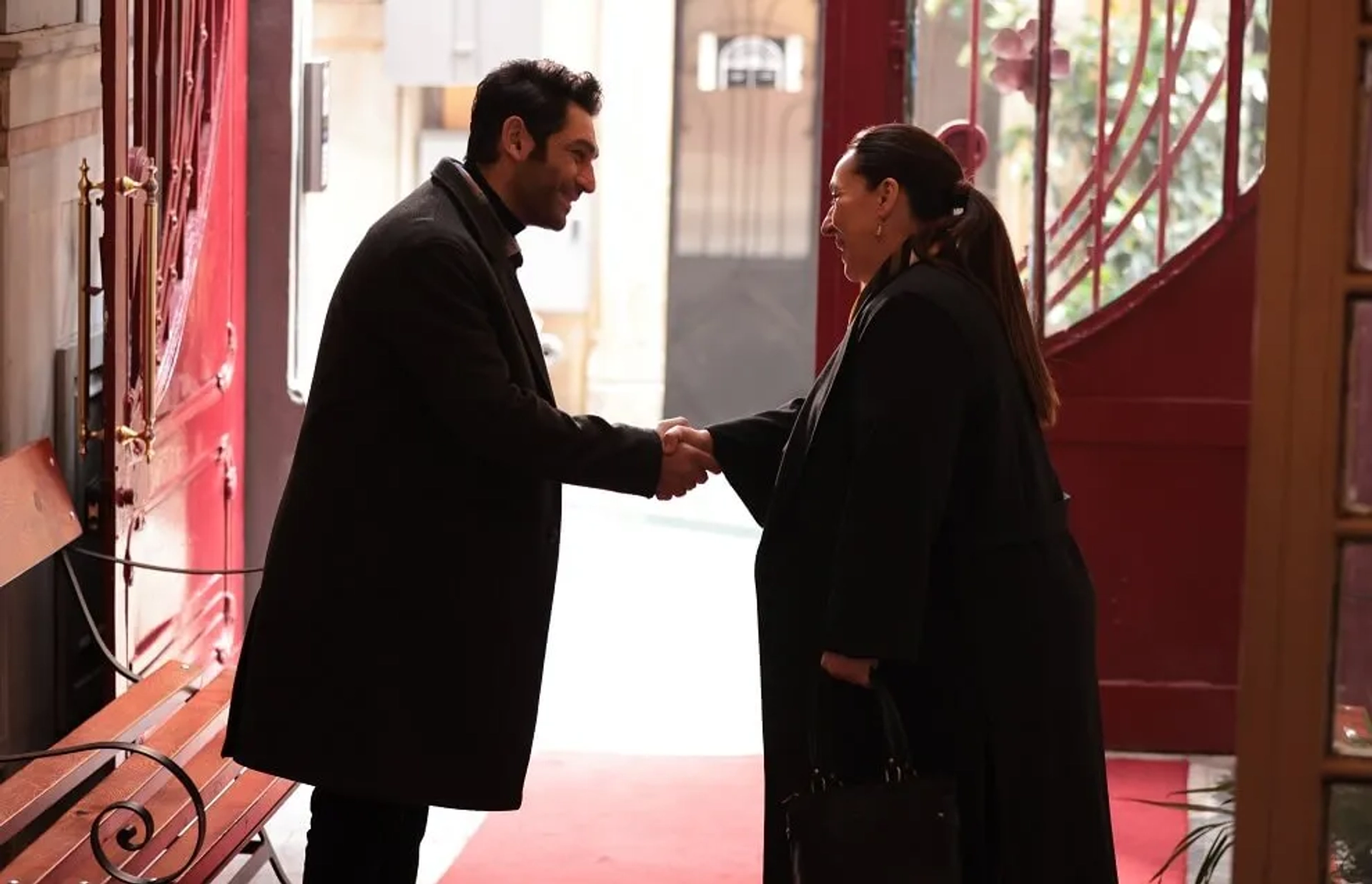 Binnur Kaya and Tansel Öngel in The Innocents (2020)