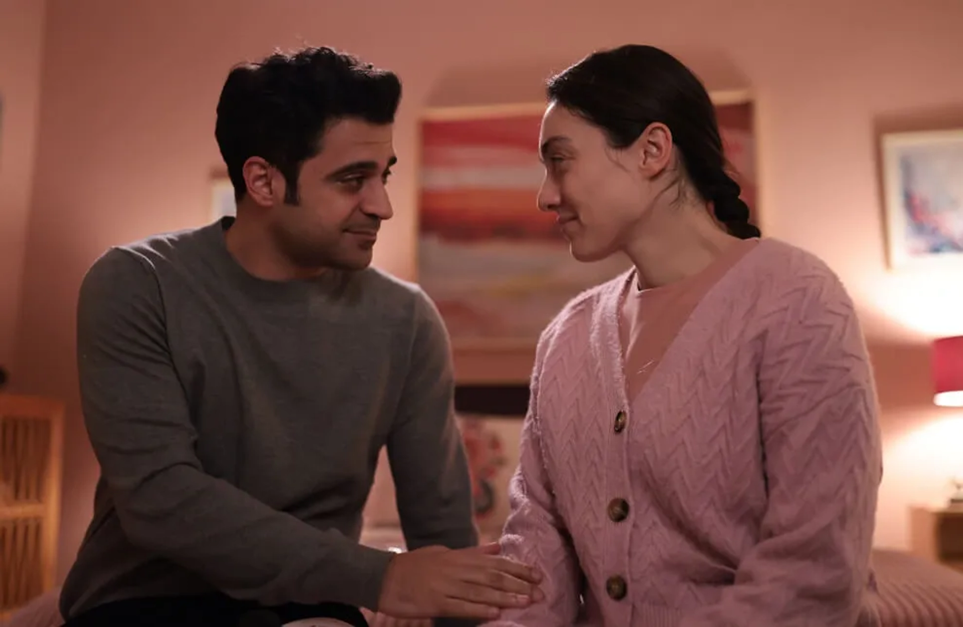 Ugur Uzunel and Merve Dizdar in The Innocents (2020)