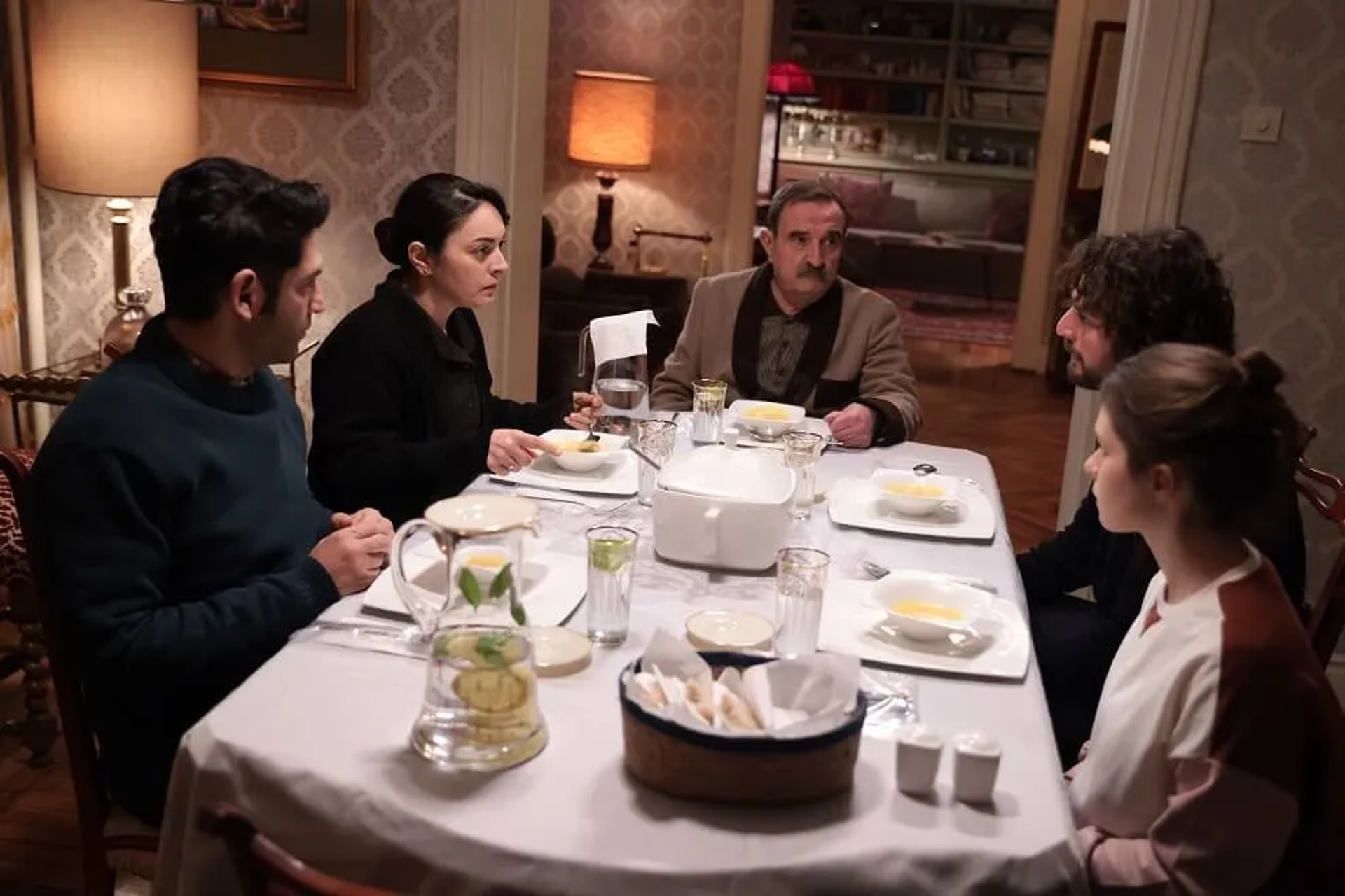 Metin Coskun, Ezgi Mola, Tansel Öngel, and Birkan Sokullu in The Innocents (2020)