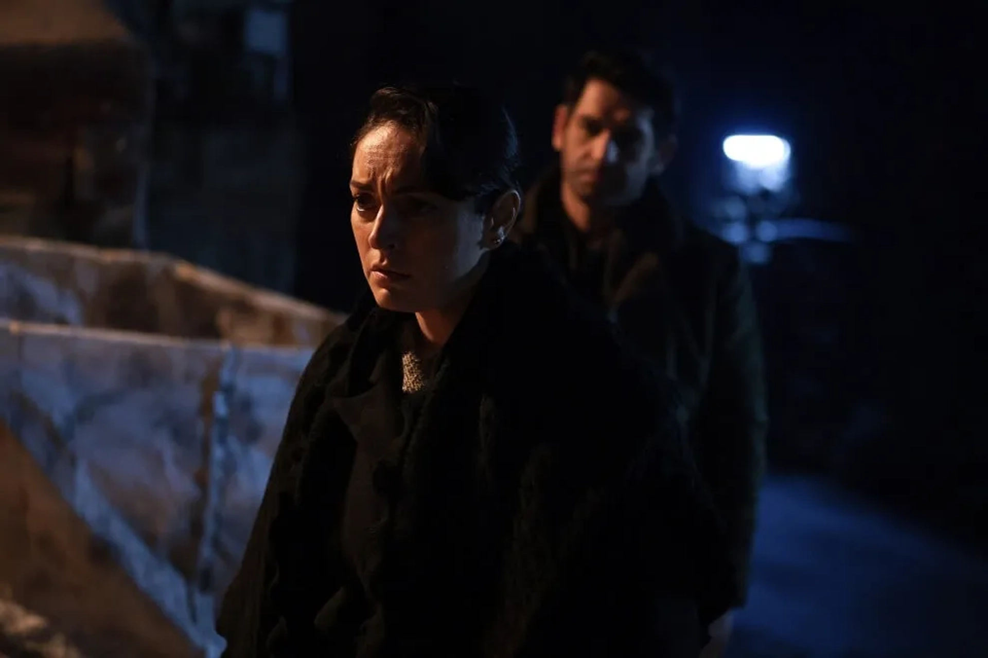 Ezgi Mola and Tansel Öngel in The Innocents (2020)