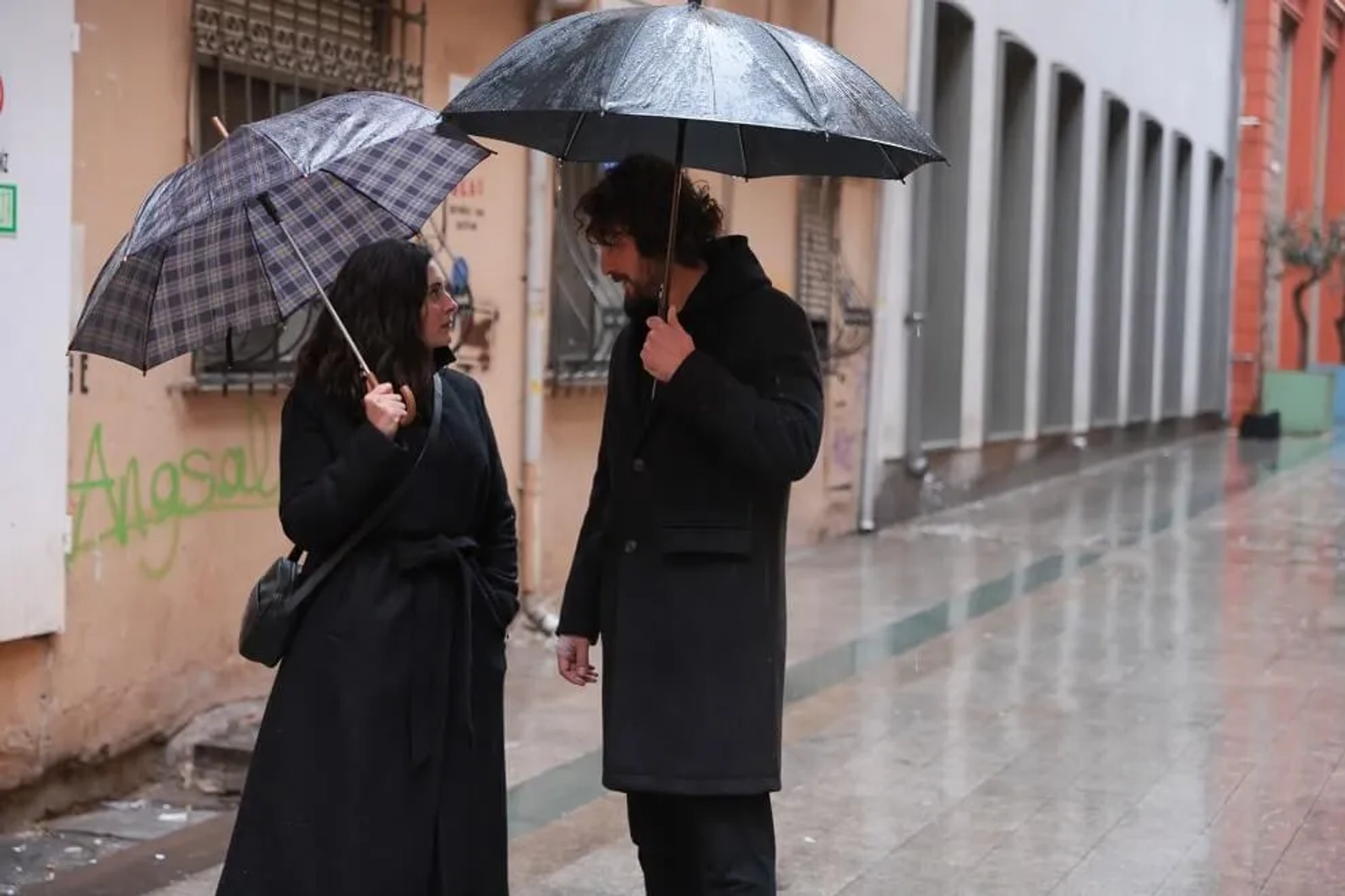 Birkan Sokullu and Aslihan Gürbüz in The Innocents (2020)