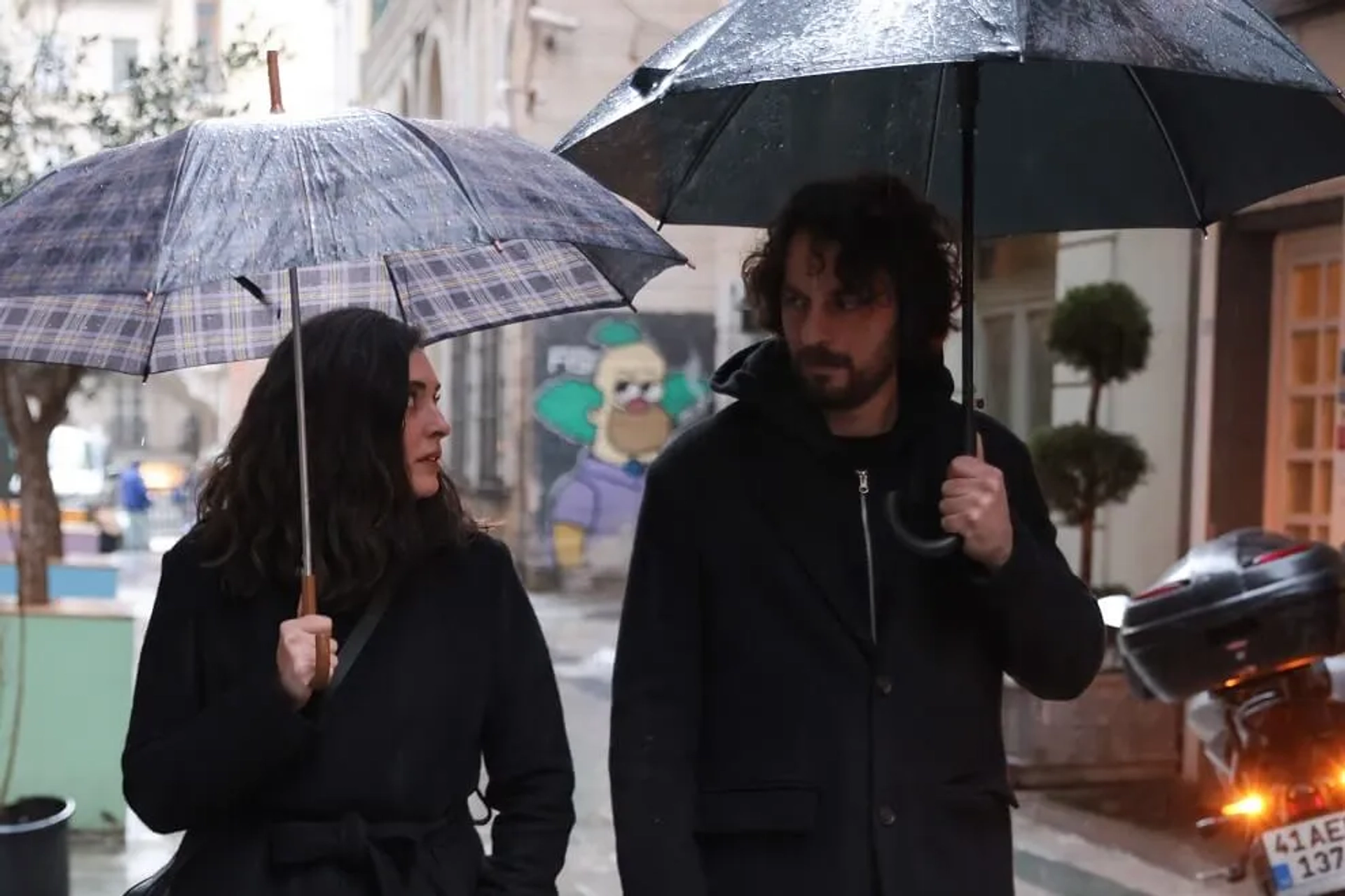 Birkan Sokullu and Aslihan Gürbüz in The Innocents (2020)